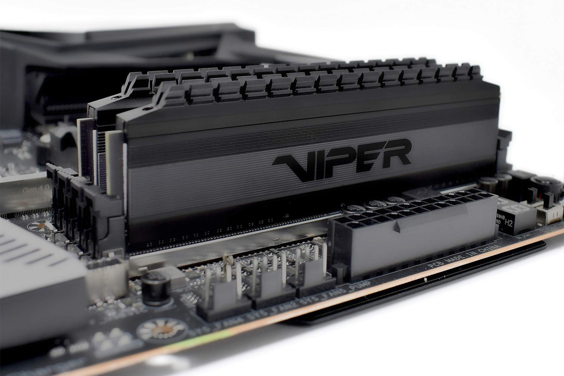 رم پاتریوت Viper 4 Blackout ظرفیت 16 گیگابایت (2x8) از نوع DDR4-4400 نمای جانبی