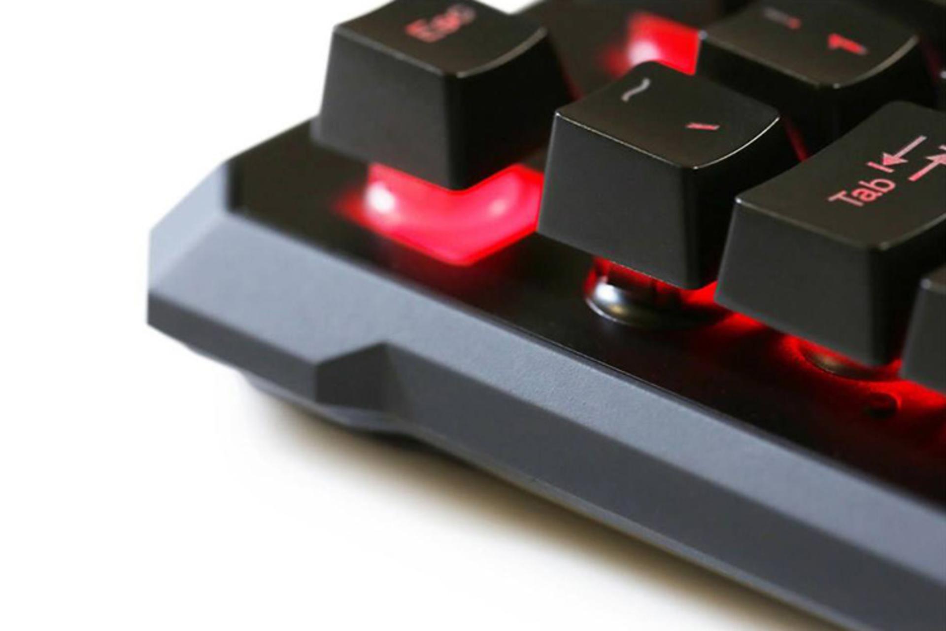 نمای نزدیک کیبورد Green gk601-RGB و نمایش نور پس زمینه قرمز