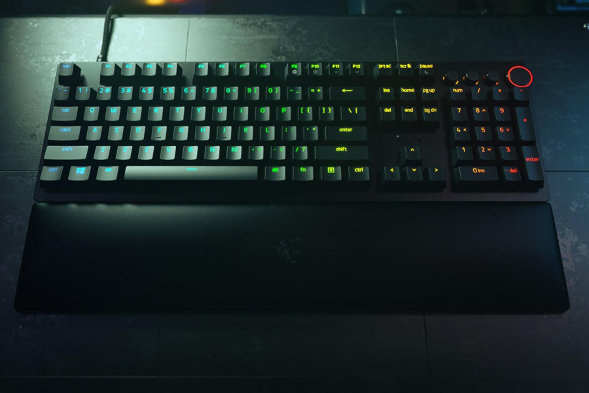 نمای پایین کیبورد ریزر Huntsman V2