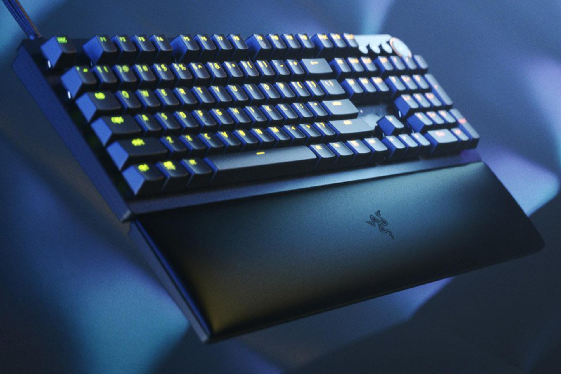 نمای جانبی کیبورد ریزر Huntsman V2