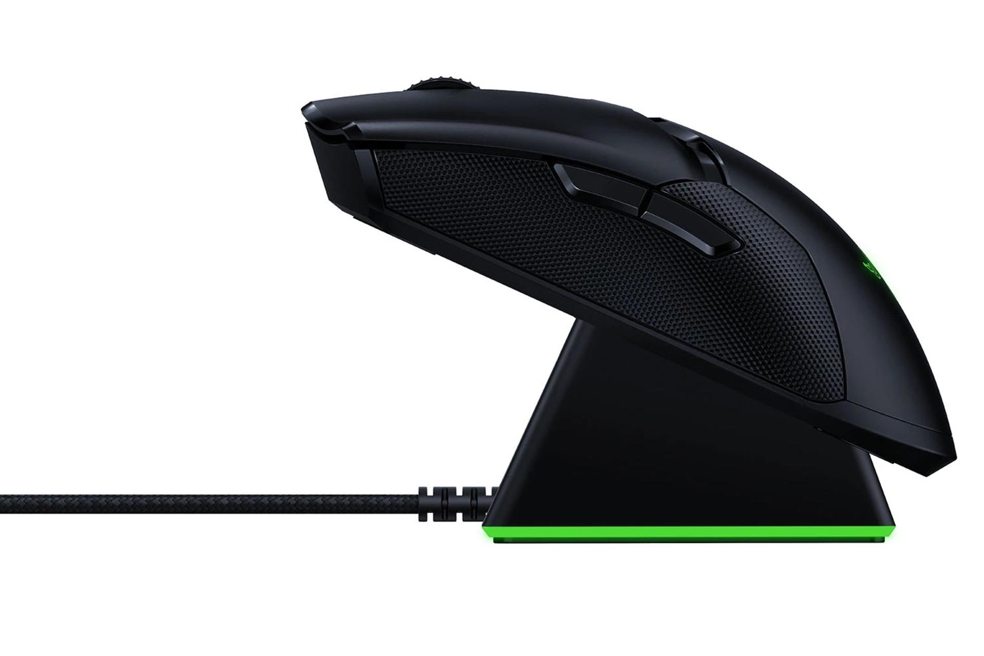 ماوس گیمینگ ریزر Razer Viper Ultimate در حال شارژ