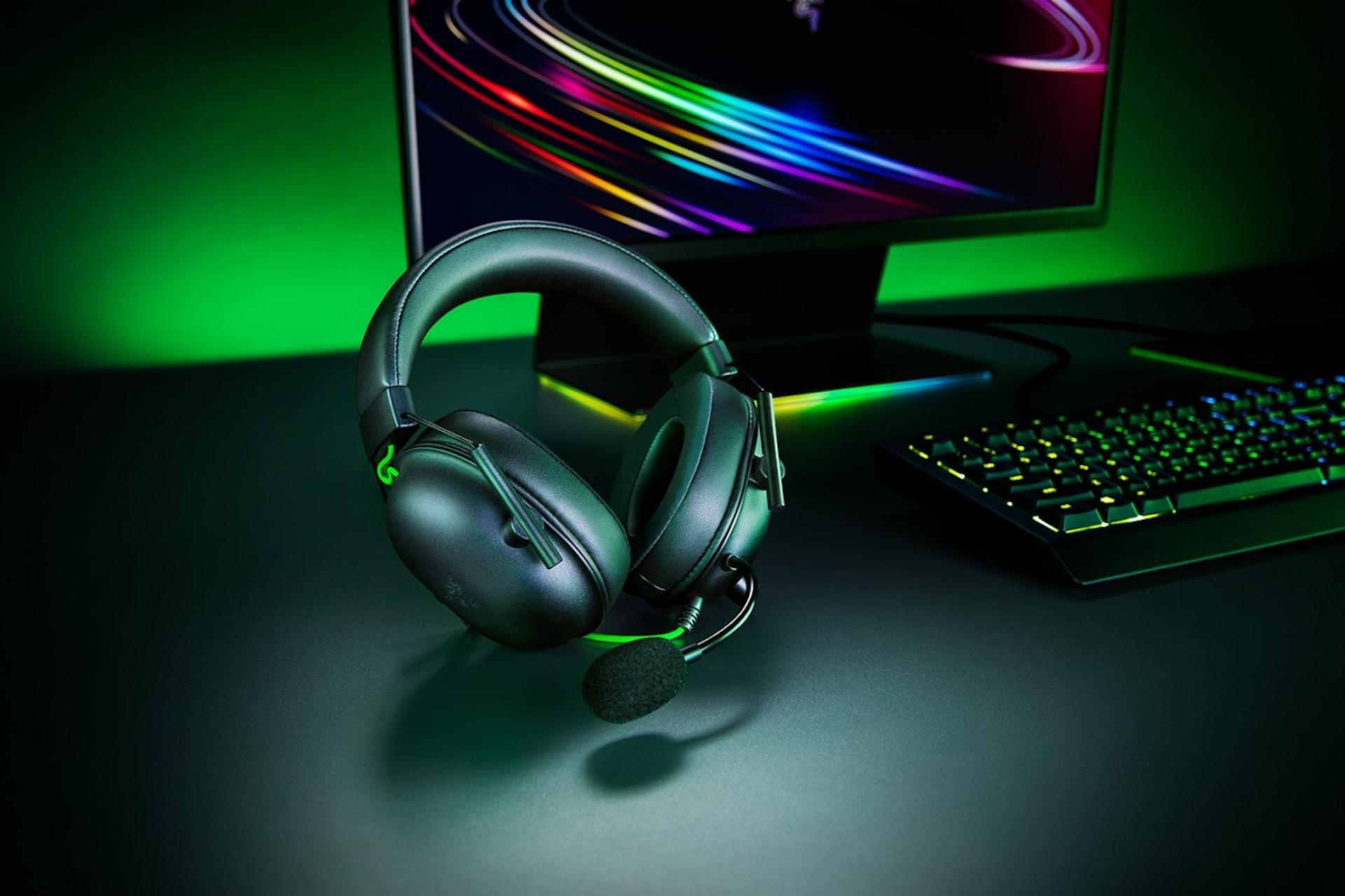 هدست گیمینگ ریزر Razer BlackShark V2 X روی میز