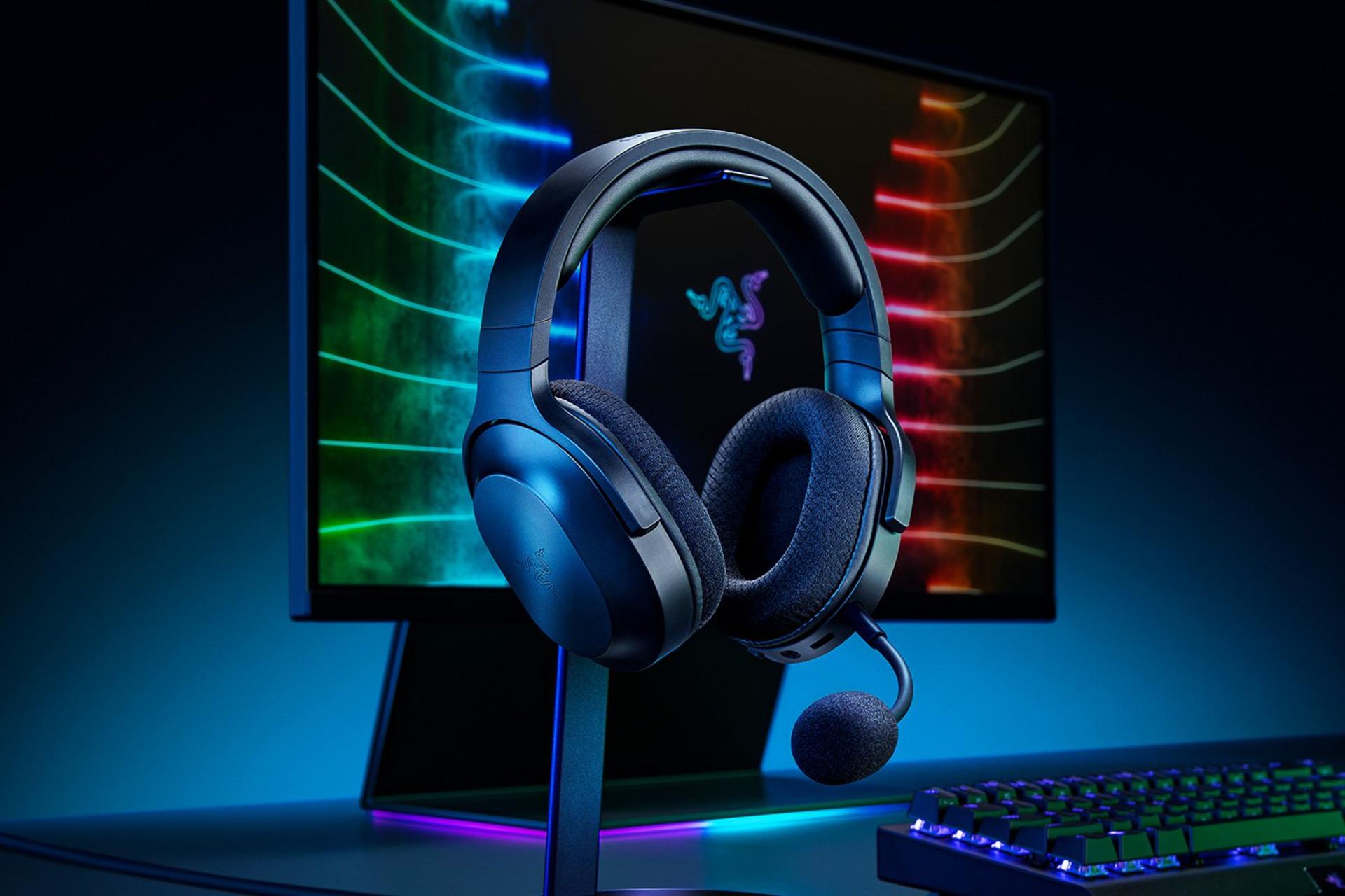 هدست گیمینگ رپزر Razer Barracuda X روی پایه