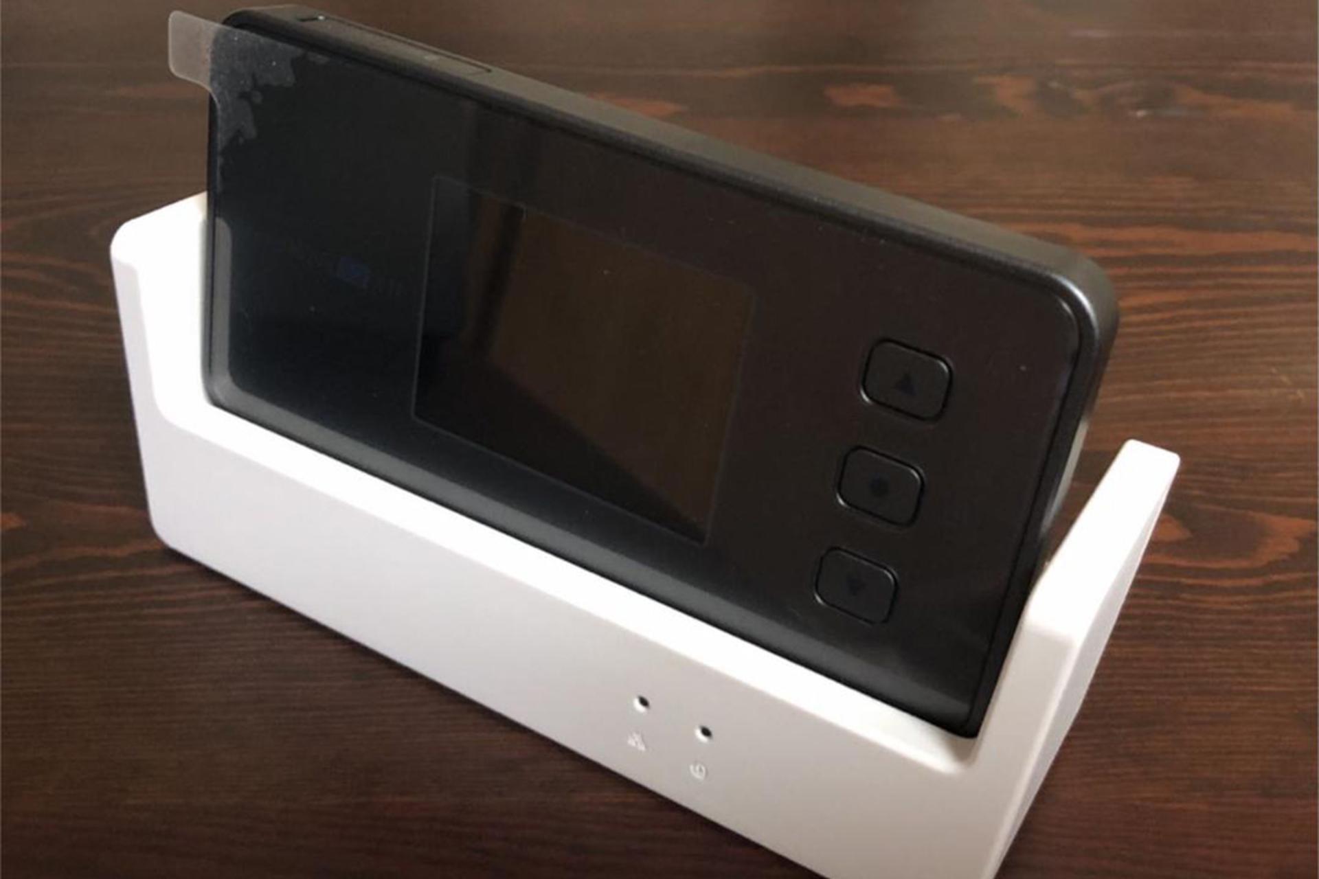 نمای کناری مودم و روتر سیم‌ کارتی یوکیو UQ X11