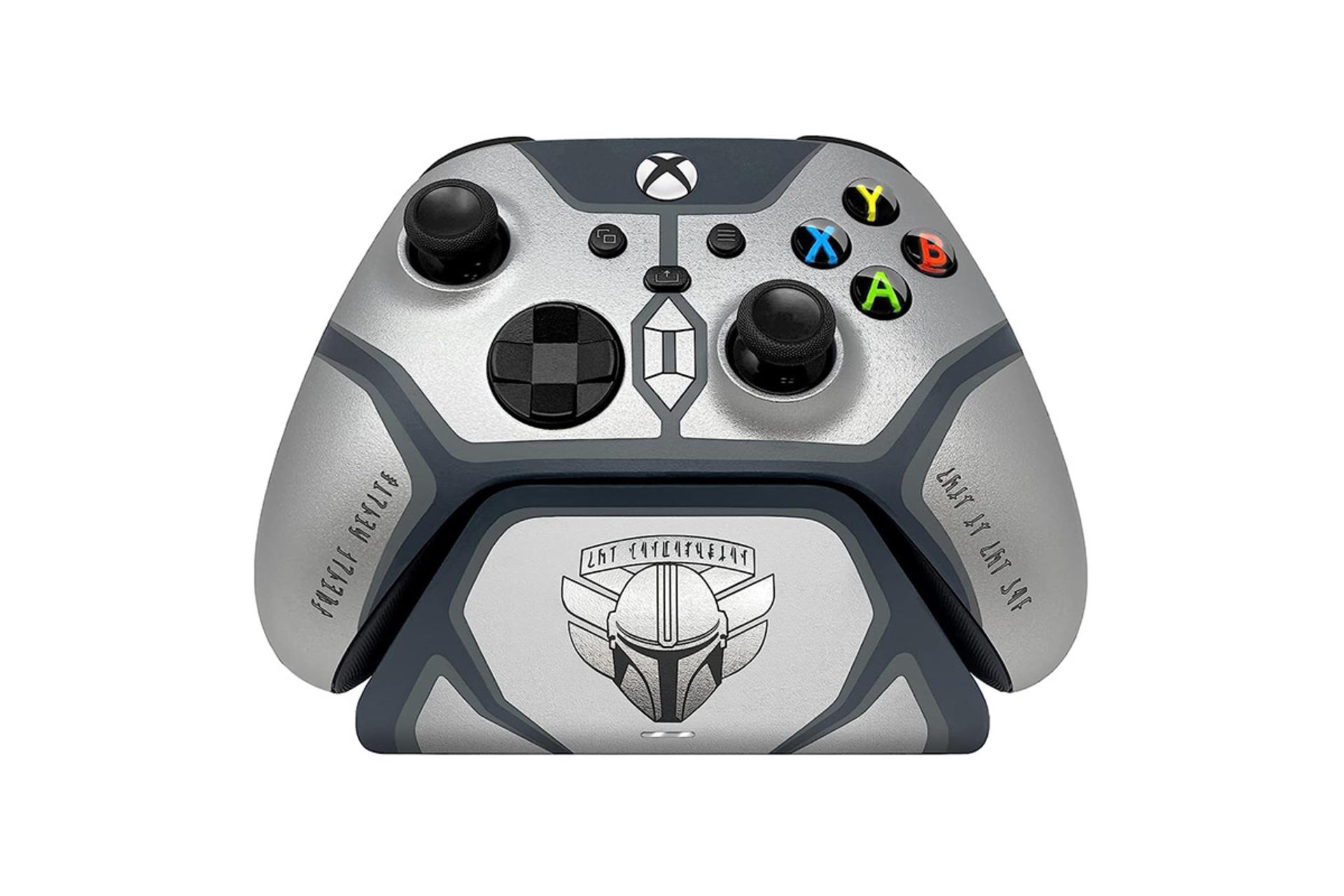 دسته بازی ریزر Razer Xbox Wireless Controller Mandalorian روی پایه شارژ