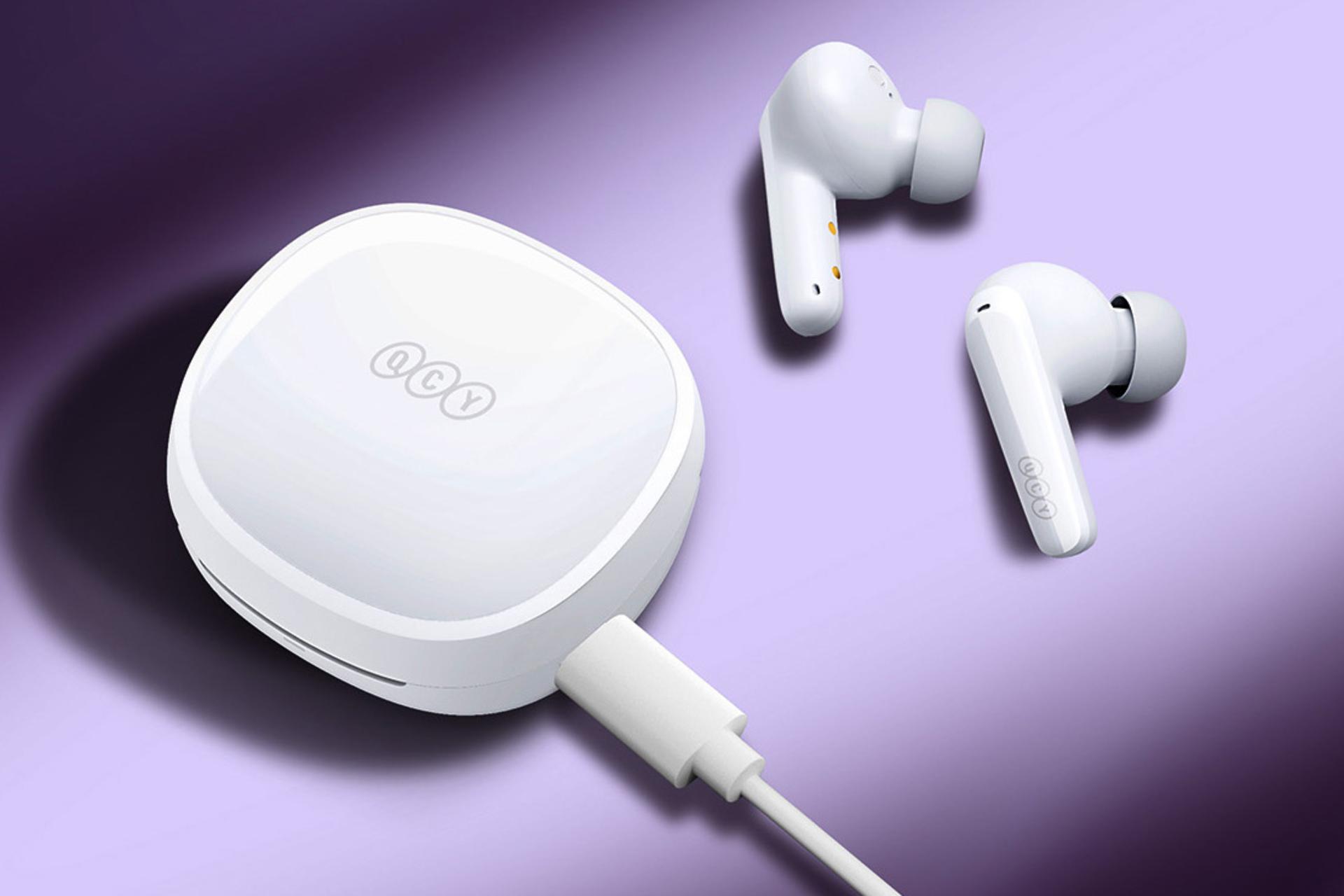 هدفون بی سیم کیو سی وای QCY T13X در حال شارژ