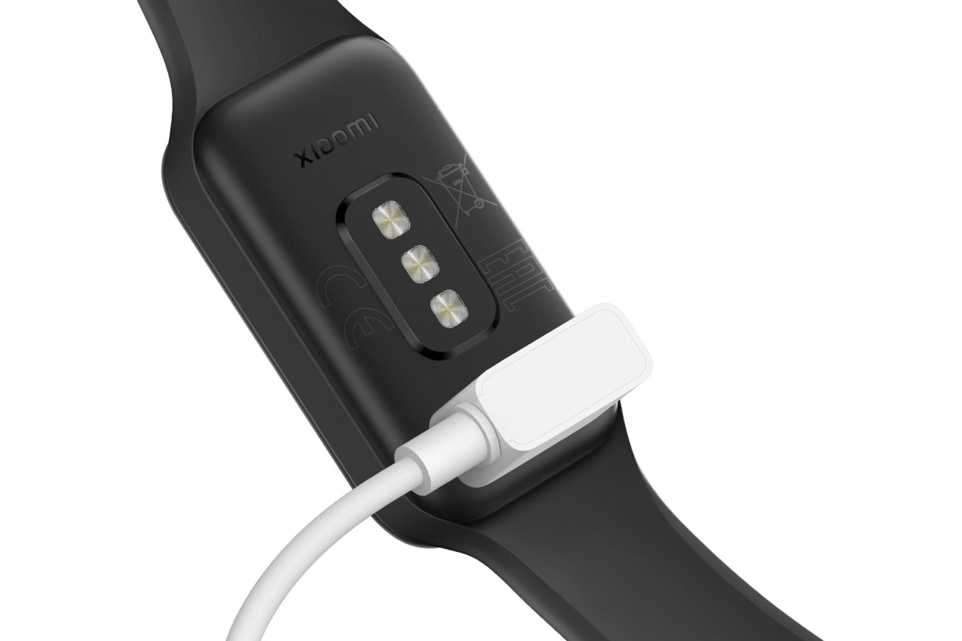 ساعت هوشمند اسمارت بند 8 اکتیو شیائومی / Xiaomi Smart Band 8 Active در حال شارژ