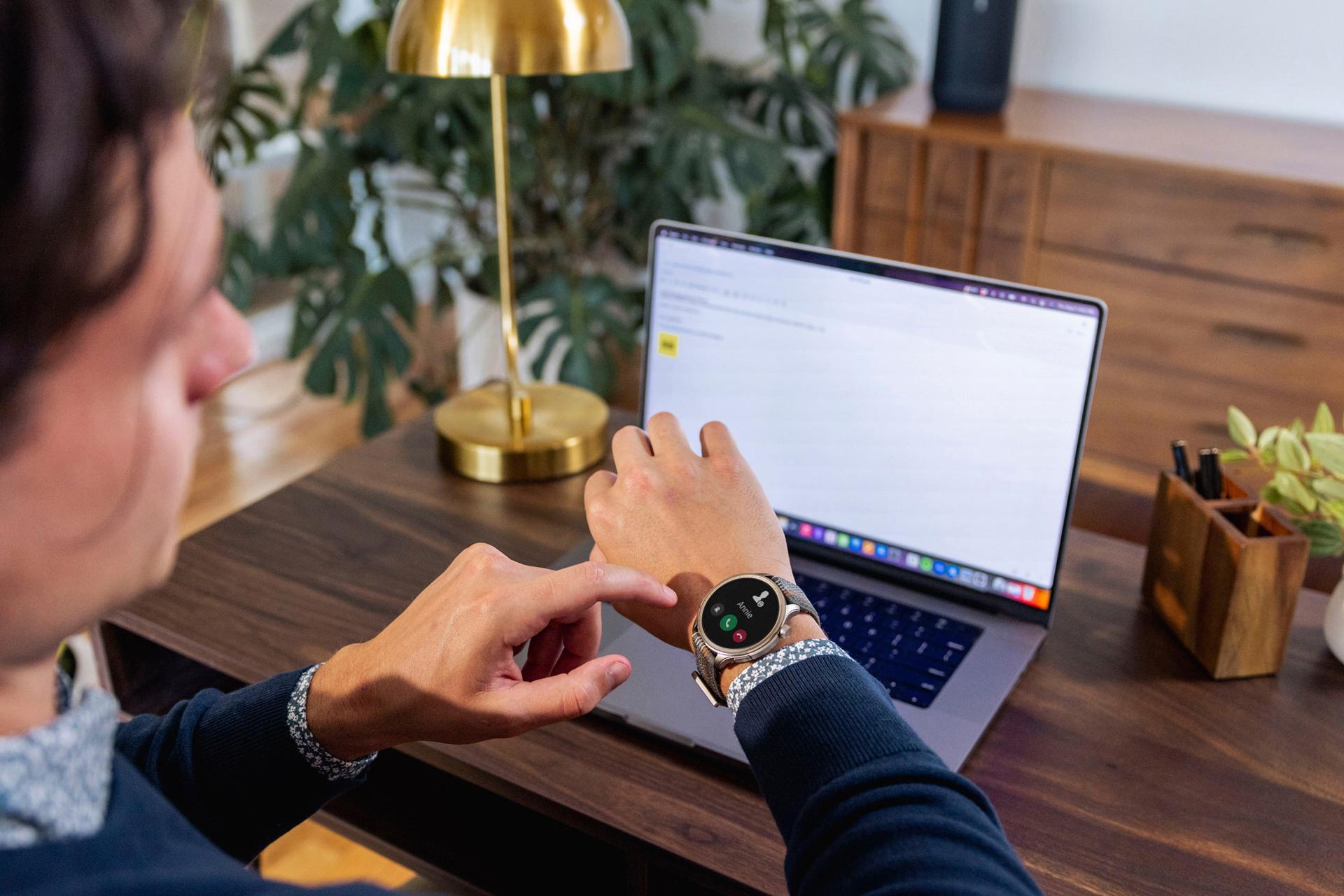 نمای ساعت هوشمند امیزفیت Amazfit Balance روی دست