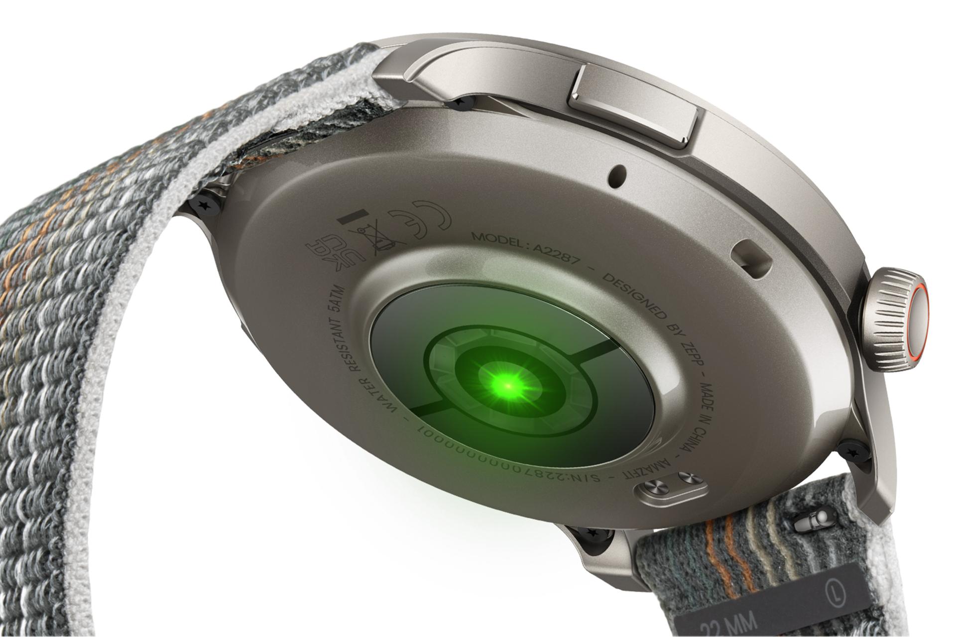 نمای پایین ساعت هوشمند امیزفیت Amazfit Balance، سنسورها و درگاه شارژ