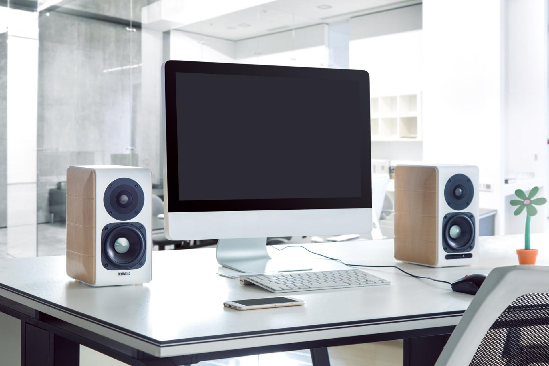 اسپیکر ادیفایر S880DB نمای روی میز