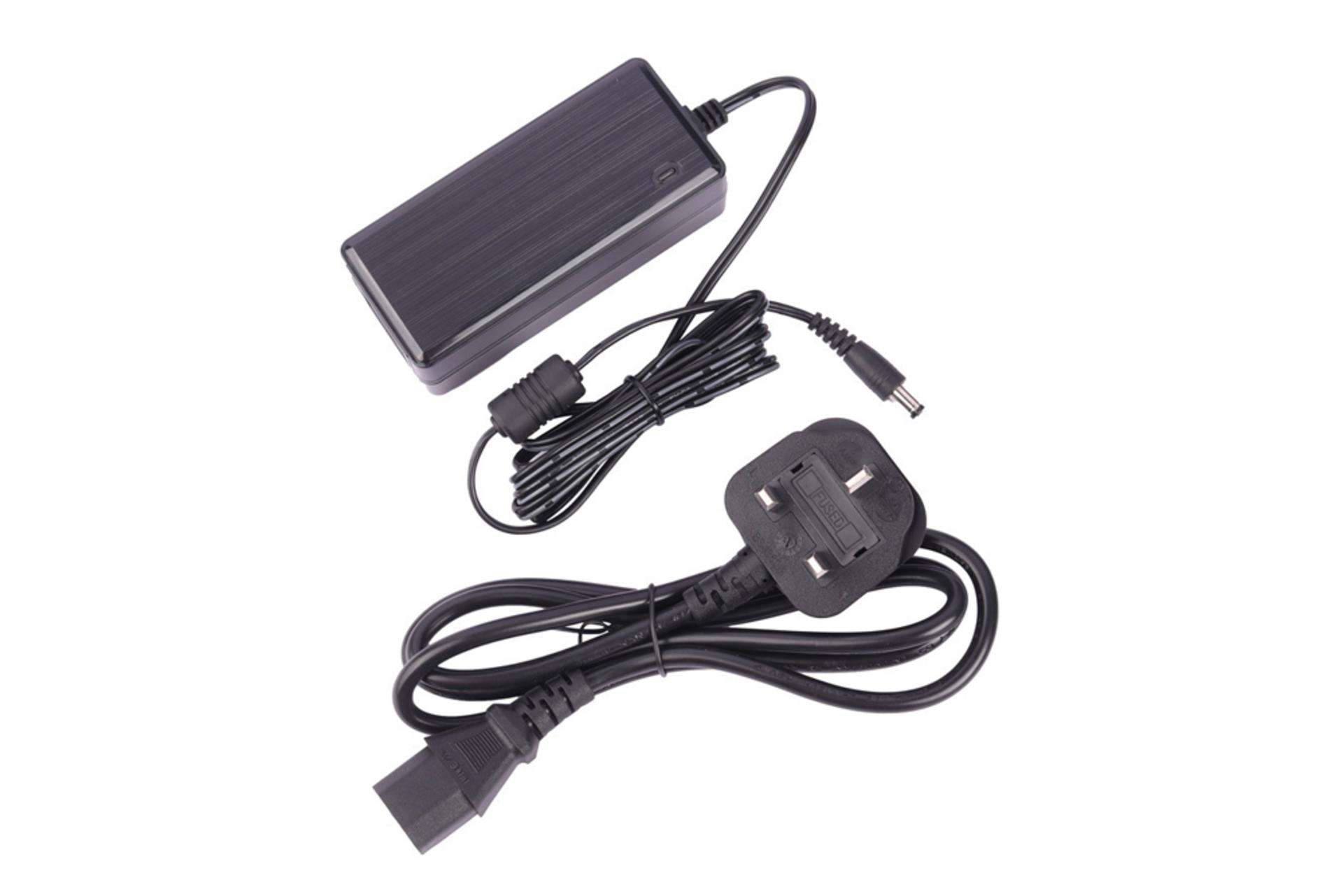 اقلام همراه مانیتور تویستد مایندز 32 اینچ مدل TM32FHD240VA