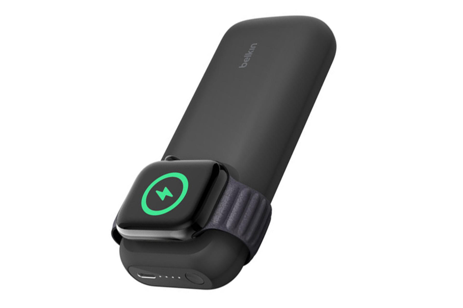 پاوربانک بلکین bpd005bt با ظرفیت 10000 میلی‌آمپر ساعت در حال شارژ اپل واچ