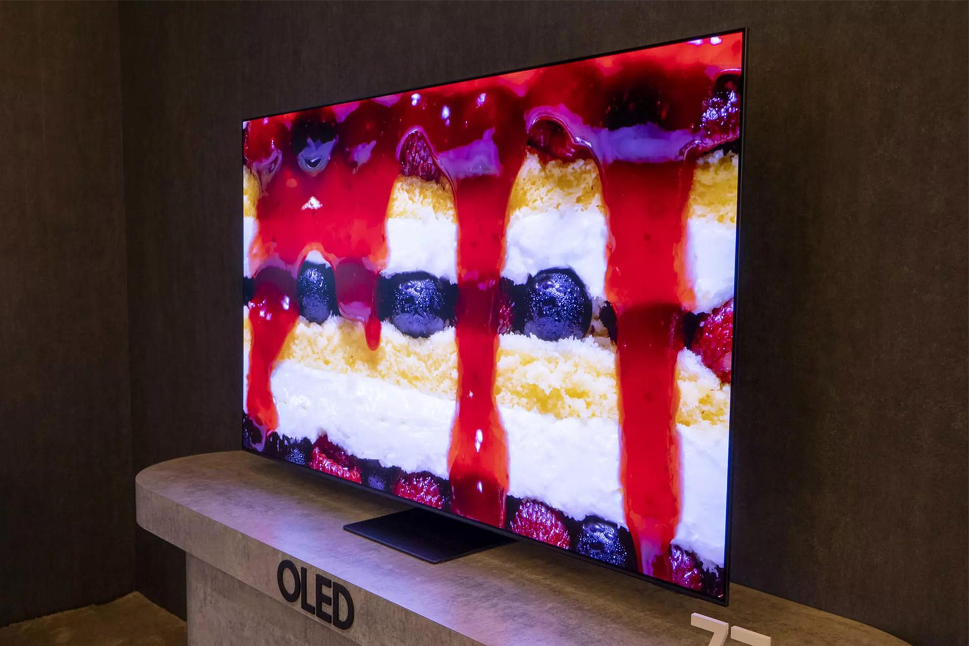 تلویزیون سامسونگ Samsung 77S95D نمای راست صفحه نمایش در نمایشگاه CES 2024