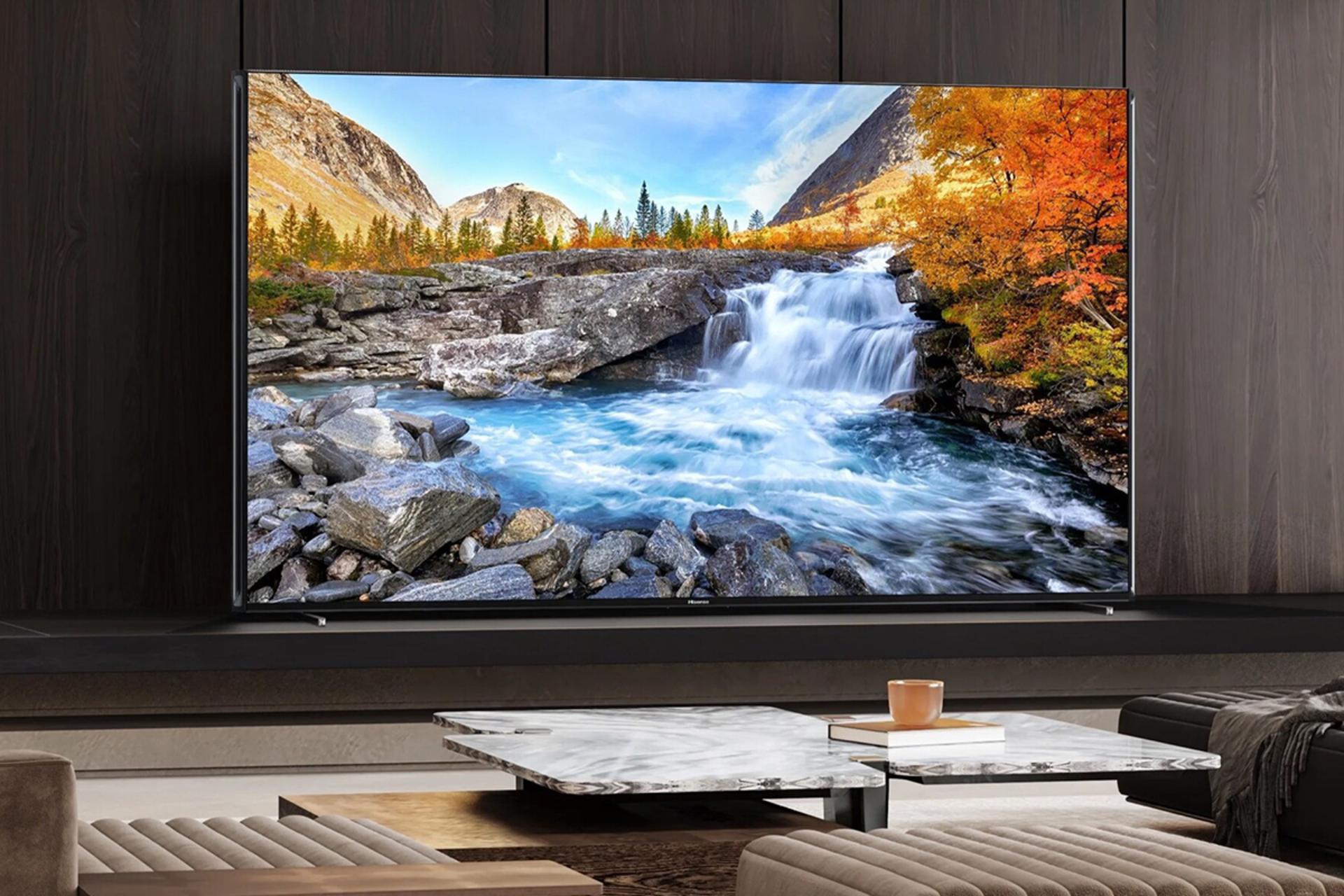 تلویزیون هایسنس Hisense 98UX در اتاق نشیمن