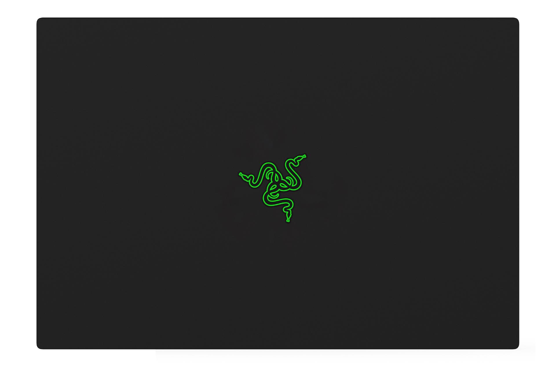 نمای پنل پشت نمایشگر لپ تاپ بلید 16 ریزر با تمرکز روی لوگو رنگ مشکی