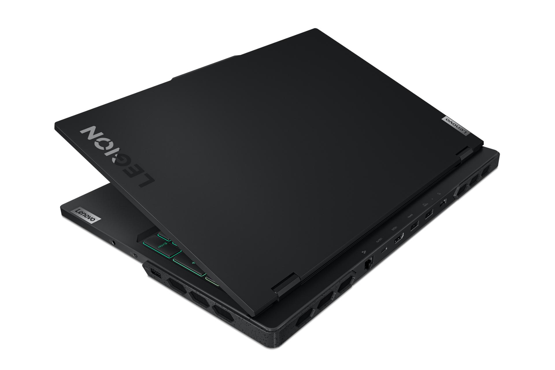 نمای پنل پشت لپ تاپ Legion Pro 7i لنوو با نمایش لوگو، درگاه های لبه پشت و منافذ عبور هوا