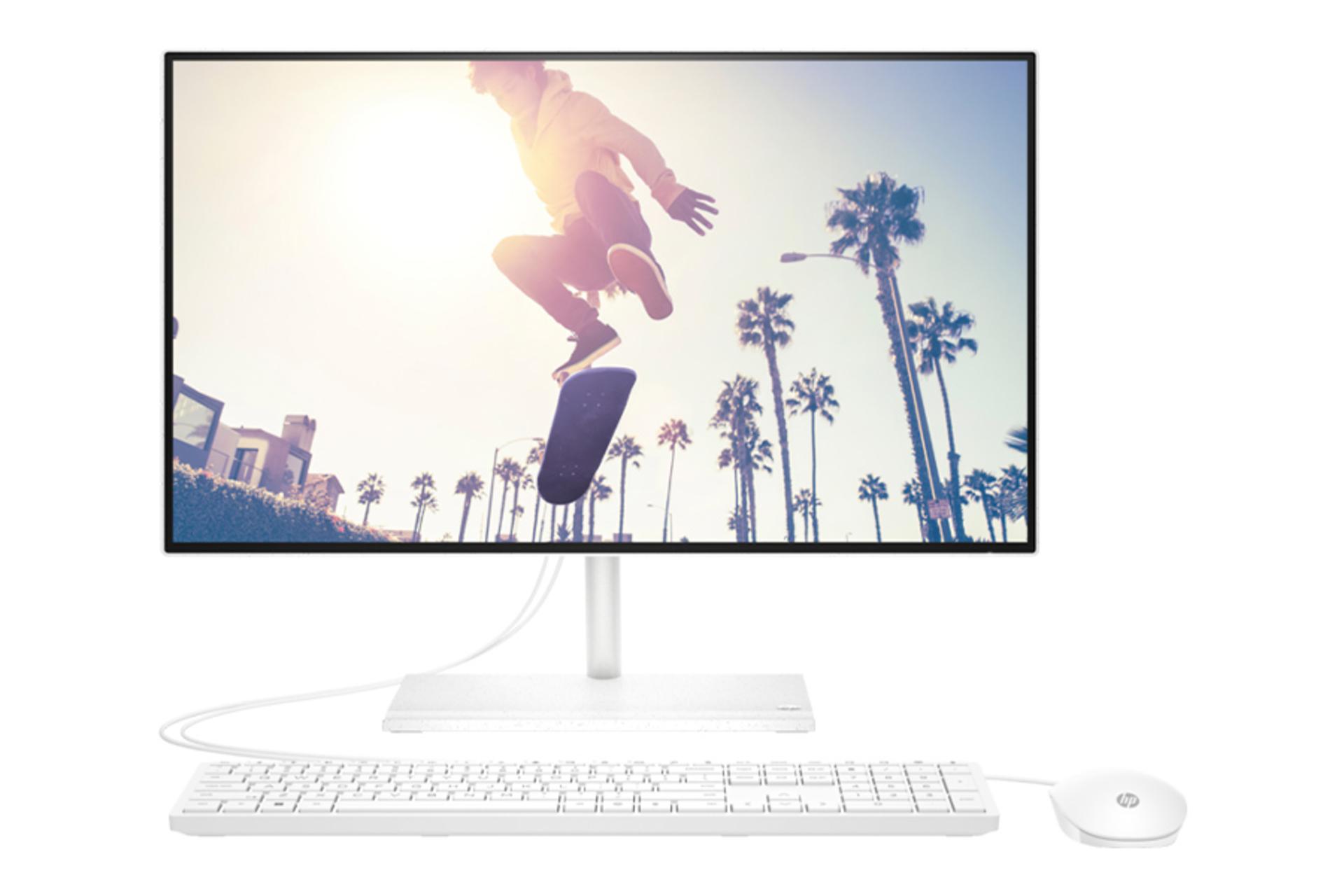 نمای روبه‌روی All in One cb1038nh اچ پی با نمایشگر روشن و نمایش ماوس و کیبورد