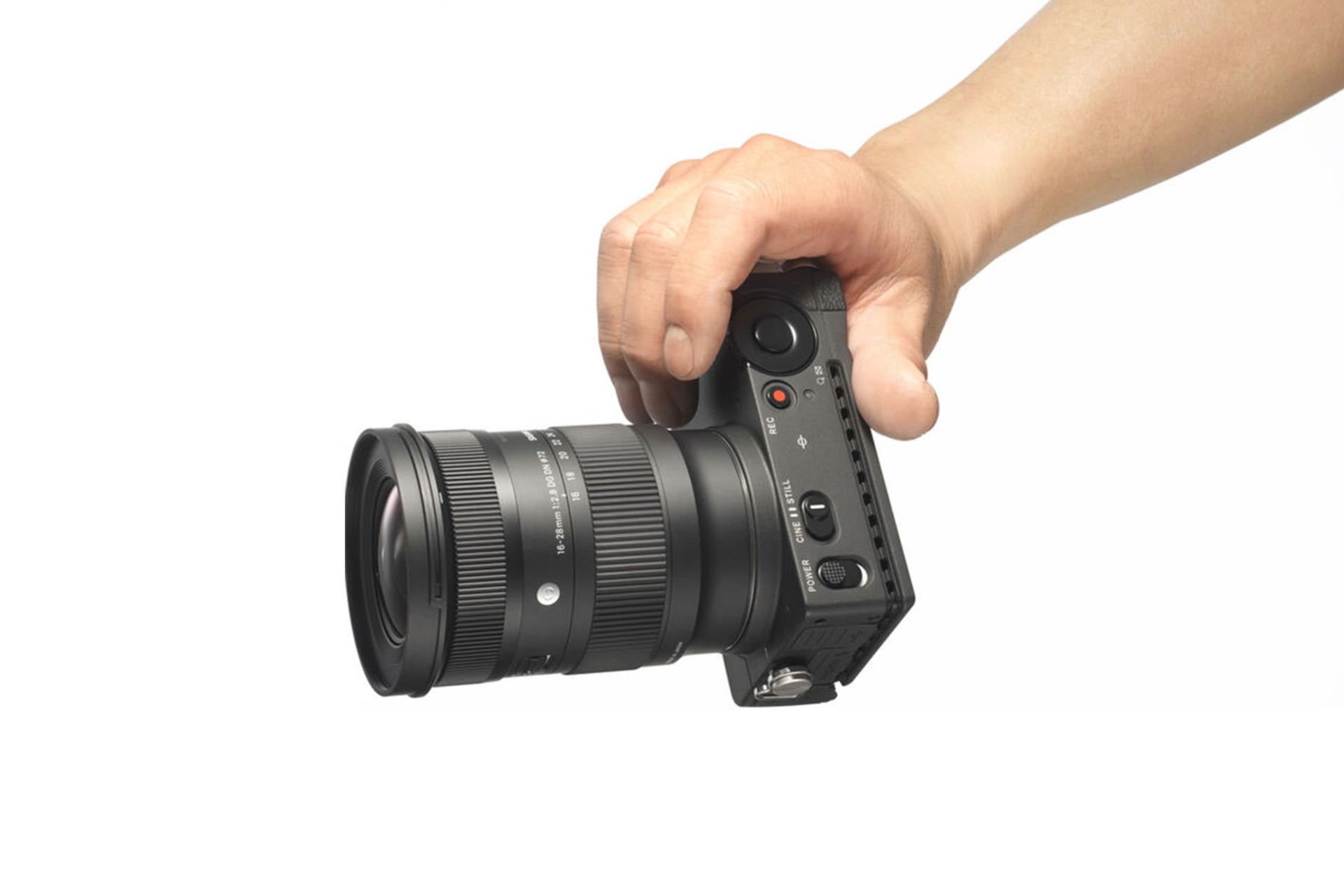 لنز سیگما Sigma 16-28mm F2.8 DG DN روی دوربین