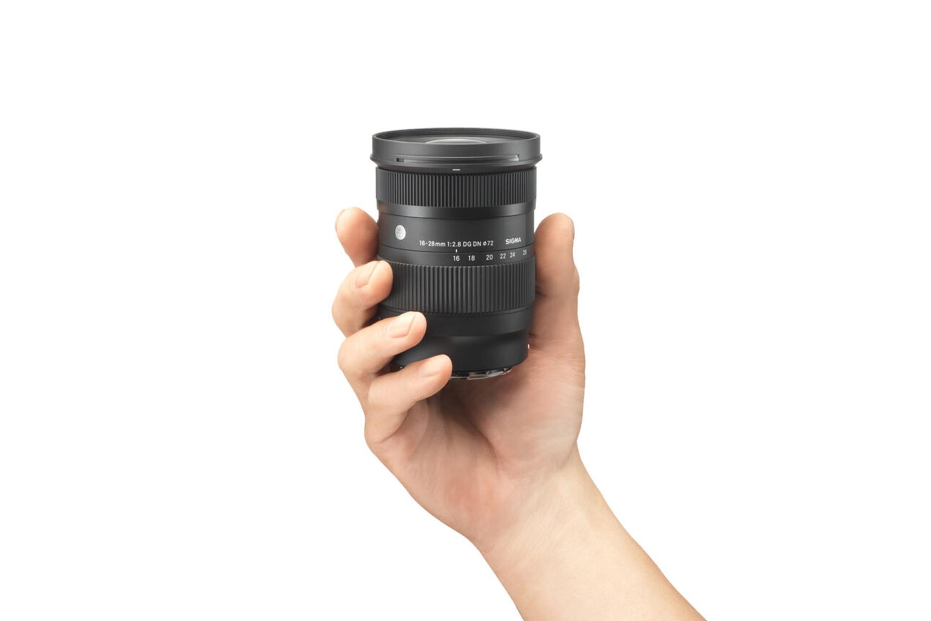 لنز سیگما Sigma 16-28mm F2.8 DG DN در دست