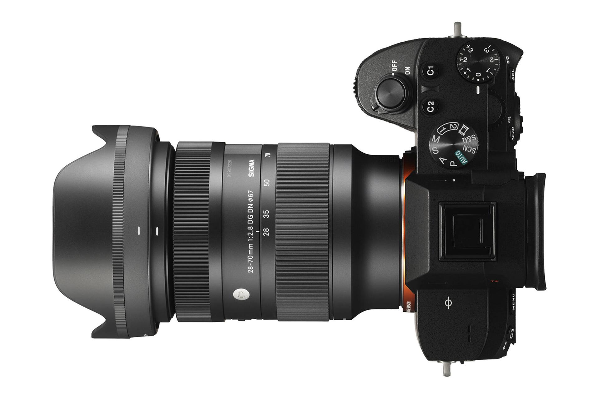 لنز سیگما Sigma 28-70mm F2.8 DG DN Contemporary نمای بالا روی دوربین