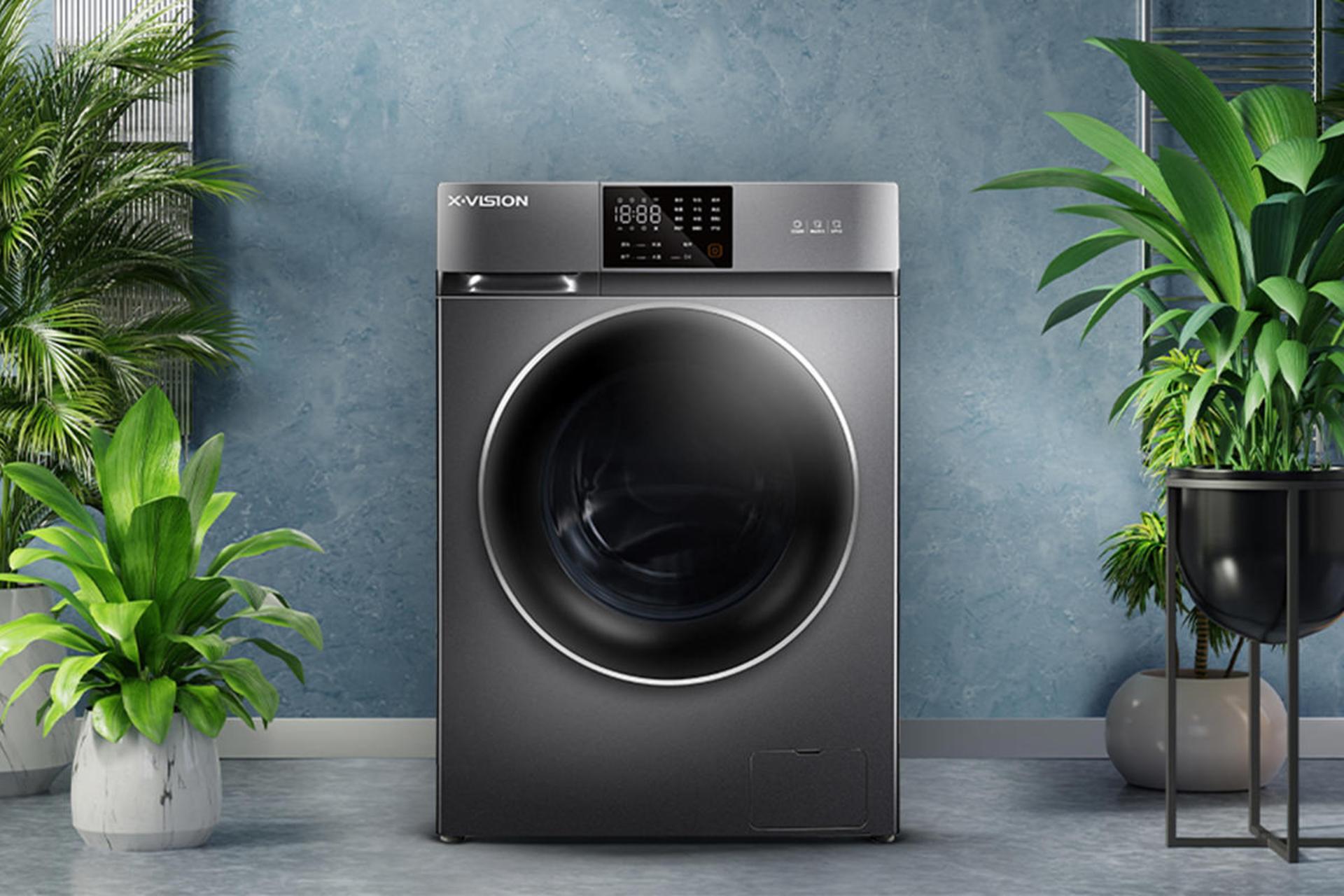 ماشین لباسشویی ایکس ویژن X.Vision TV102 نمای جلو در کنار گل و گلدان
