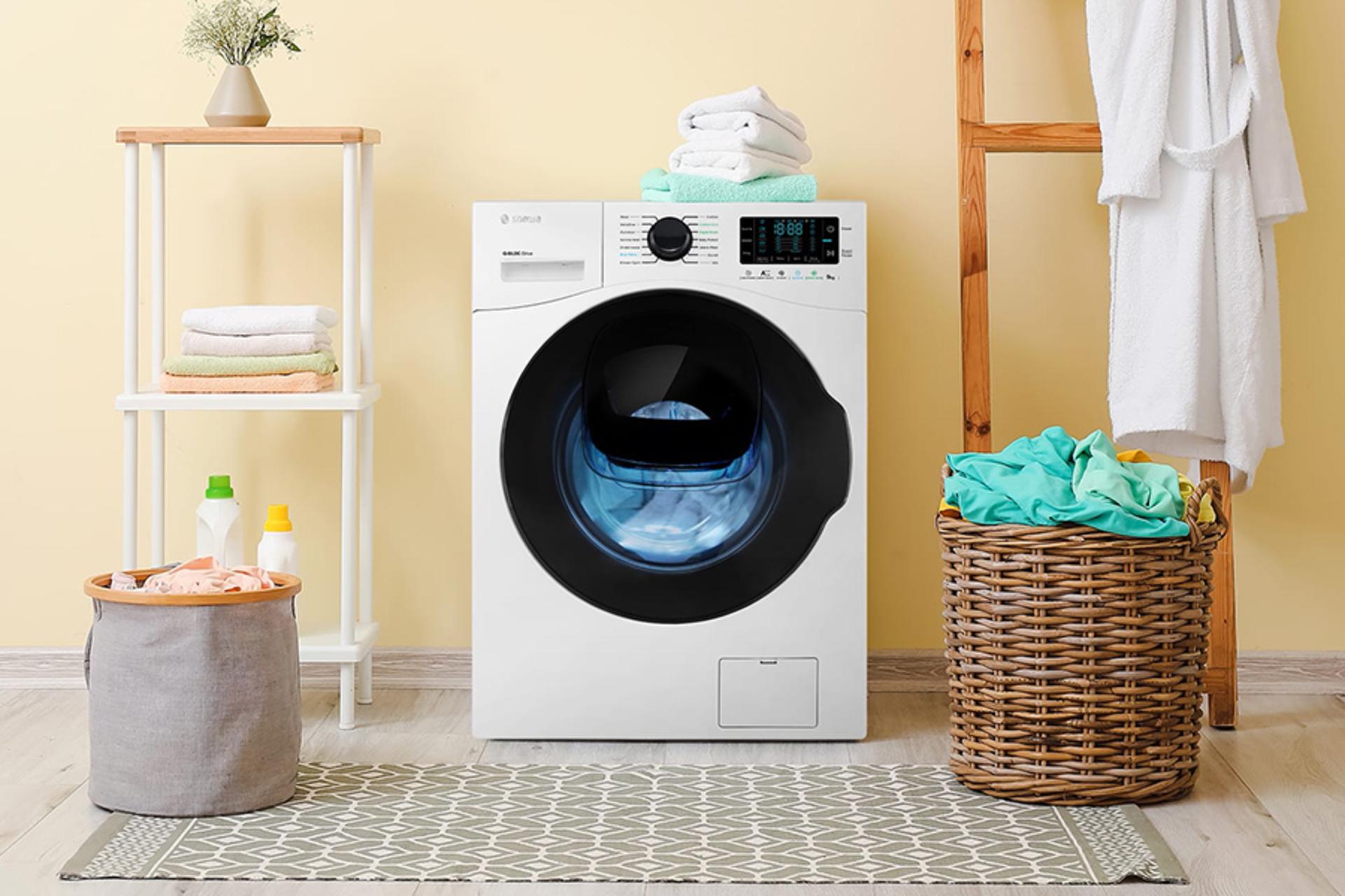 ماشین لباسشویی اسنوا Snowa SWM-94W61 نمای جلو رنگ سفید در فضای خانه