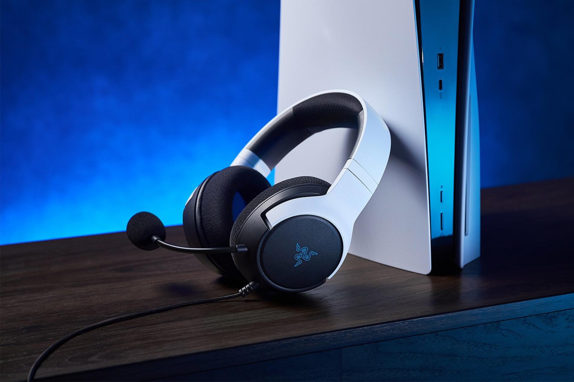 هدست گیمینگ ریزر Kaira X نسخه پلی استیشن / Razer Kaira X for PlayStation در کنار کنسول PS5