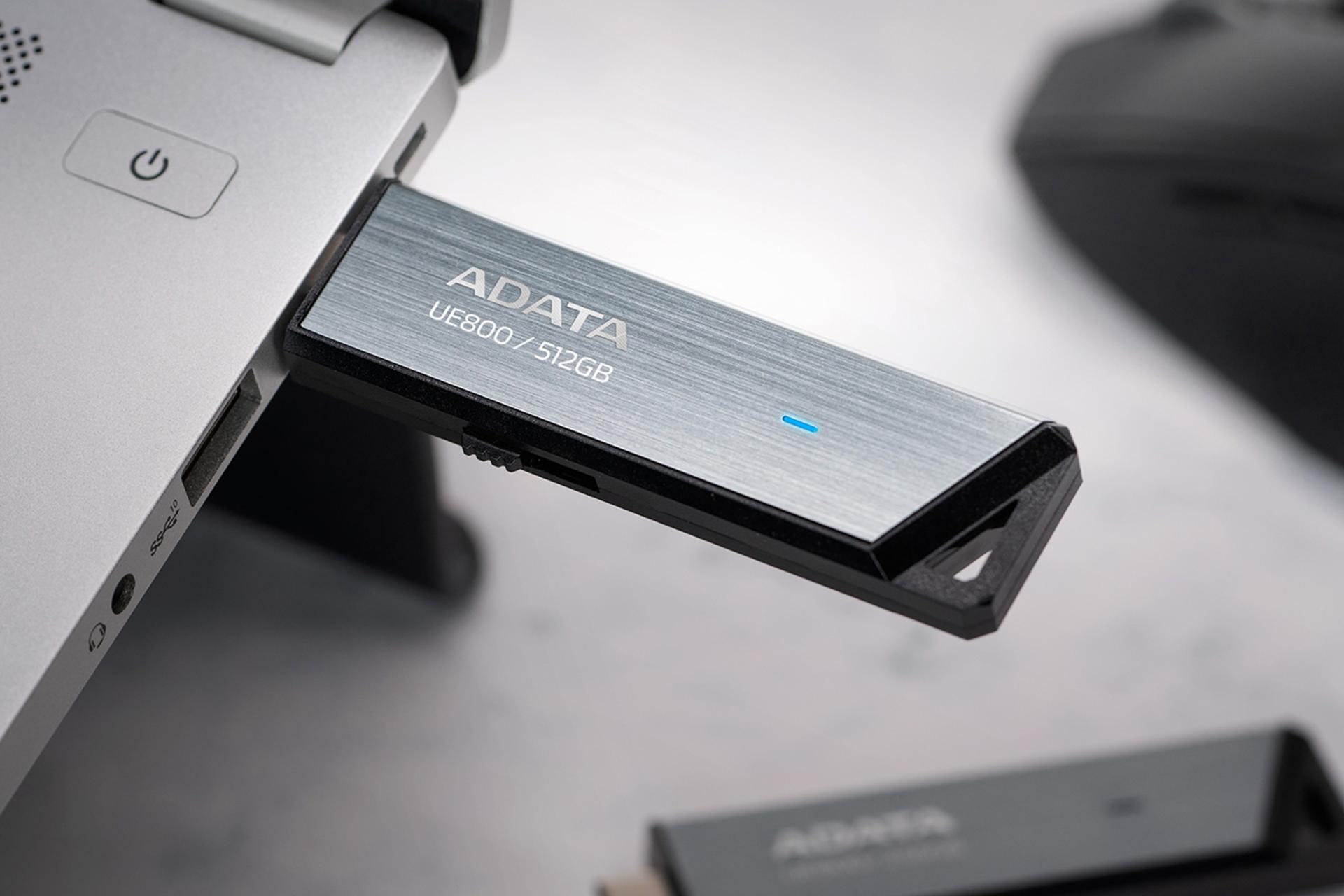 فلش مموری ای دیتا ADATA UE800 512GB USB 3.2 متصل به لپ تاپ