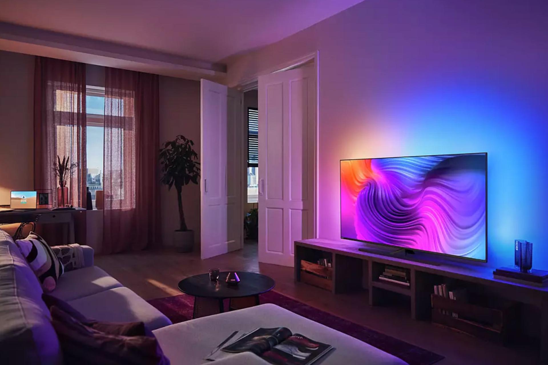 تلویزیون فیلیپس Philips PUS8556 حالت نورپردازی Ambilight در اتاق تاریک