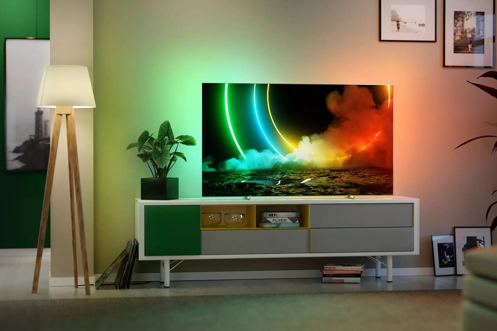 تلویزیون فیلیپس Philips OLED706 نمای جلو در اتاق نشیمن
