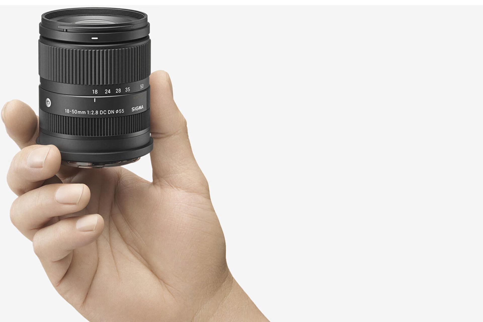 لنز سیگما Sigma 18-50mm F2.8 DC DN در دست