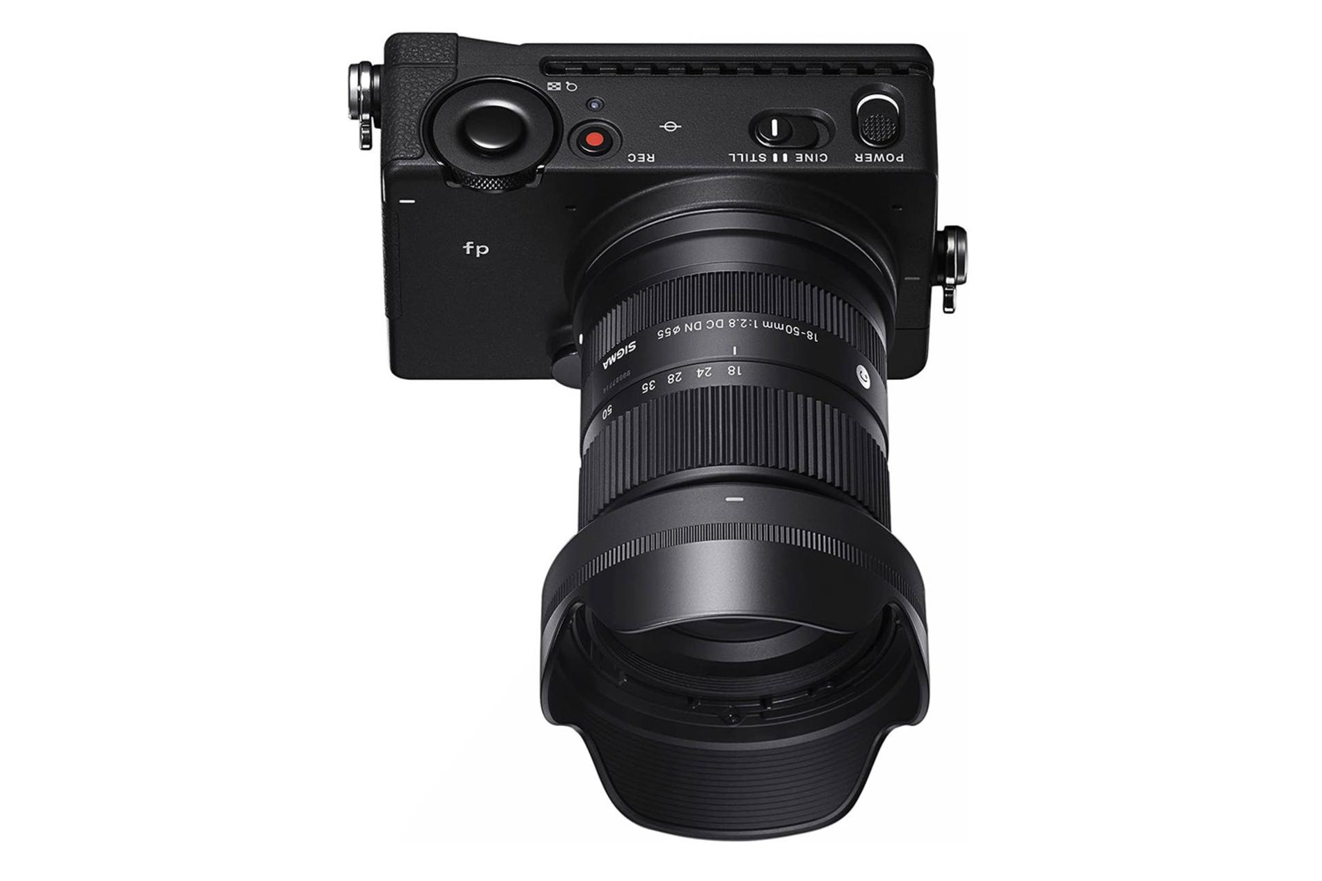 لنز سیگما Sigma 18-50mm F2.8 DC DN روی دوربین نمای جلو