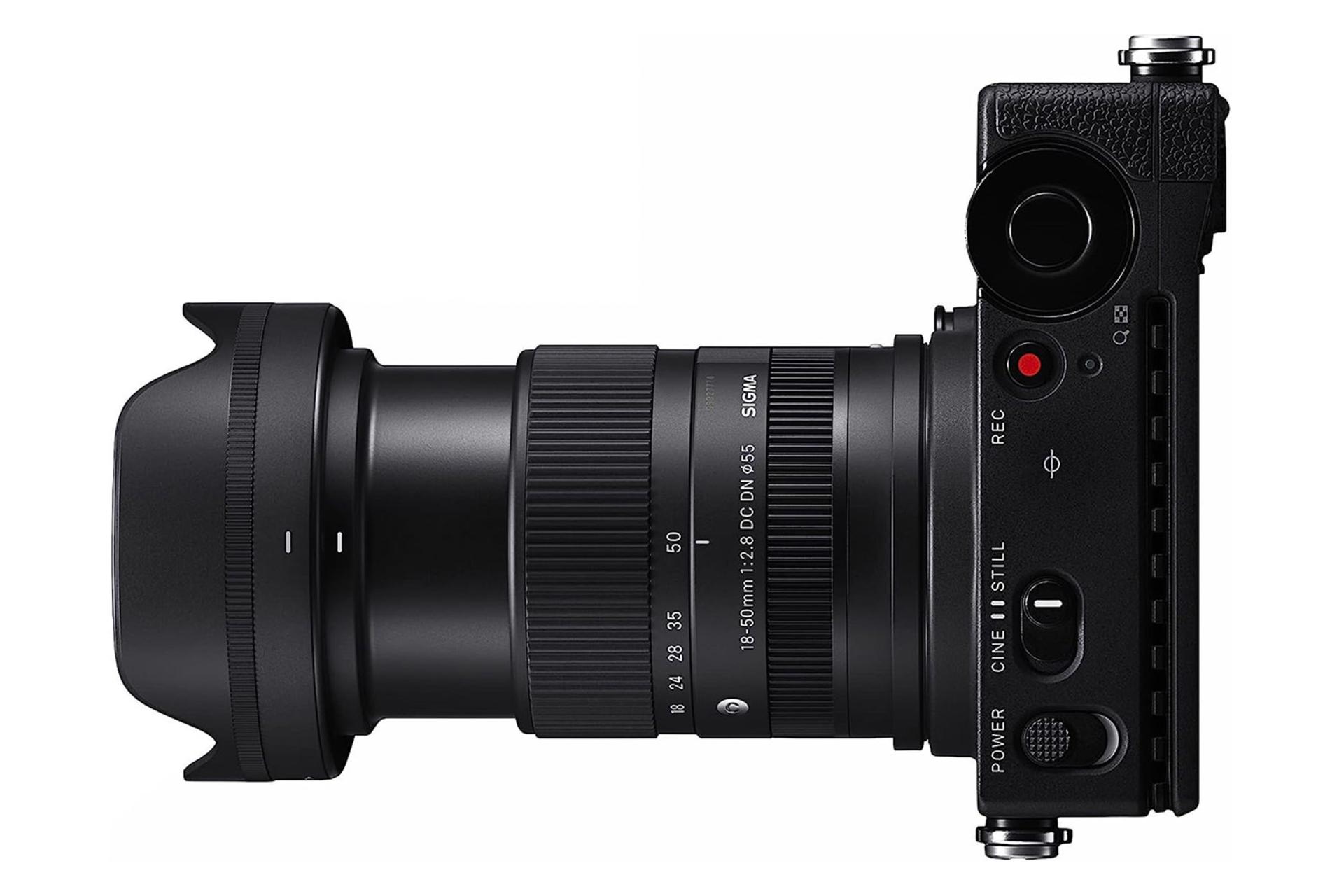 لنز سیگما Sigma 18-50mm F2.8 DC DN روی دوربین نمای بالا