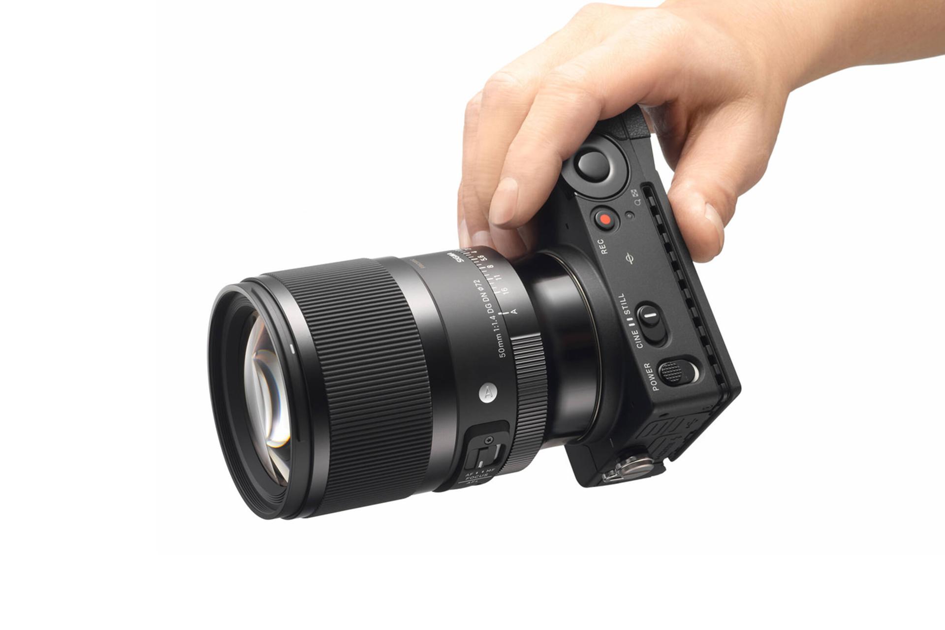 لنز سیگما Sigma 50mm F1.4 DG DN Art روی دوربین