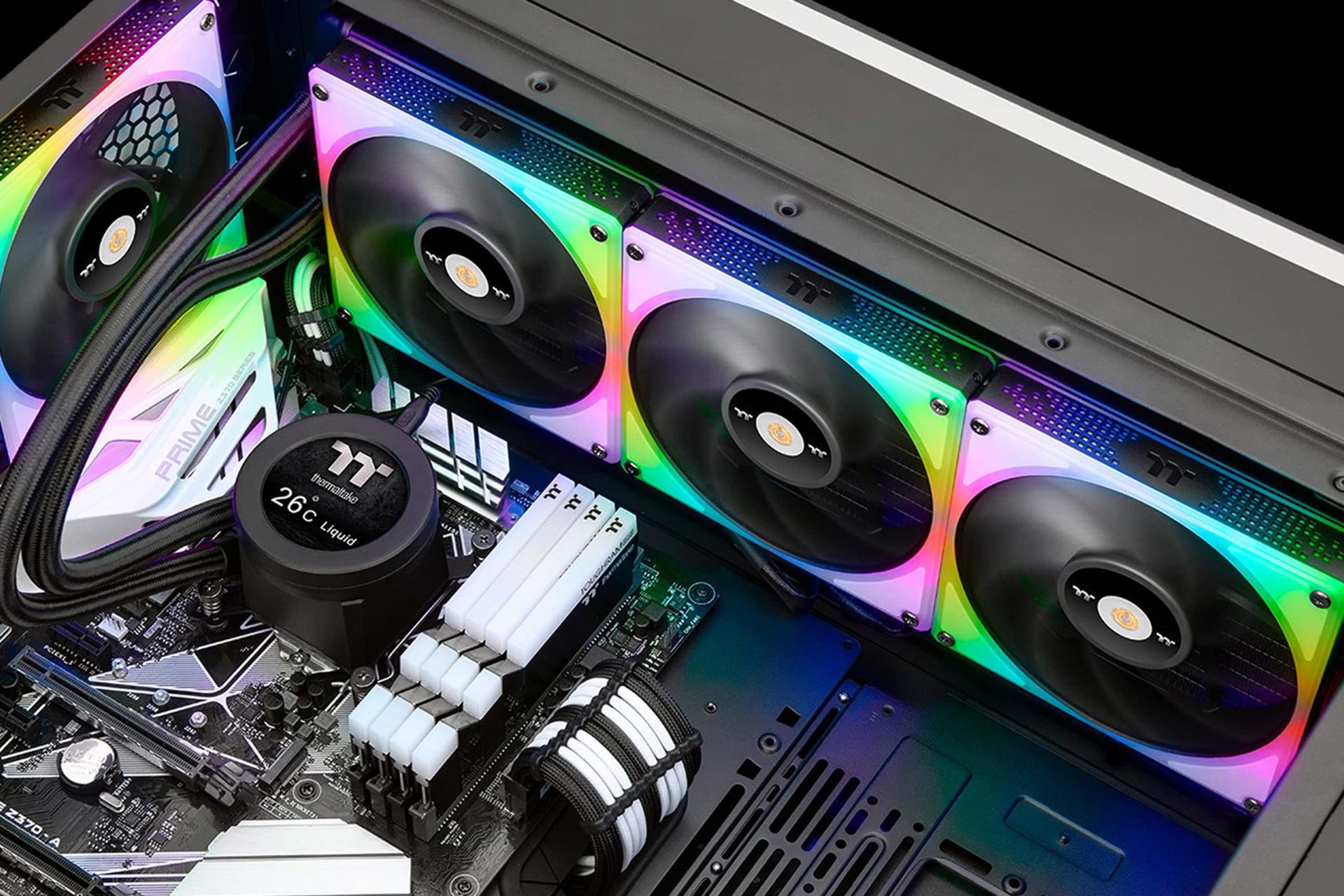 نمای نصب شده و درحال کار خنک کننده مایع ترمالتیک Thermaltake TOUGHLIQUID Ultra 420 RGB All-In-One