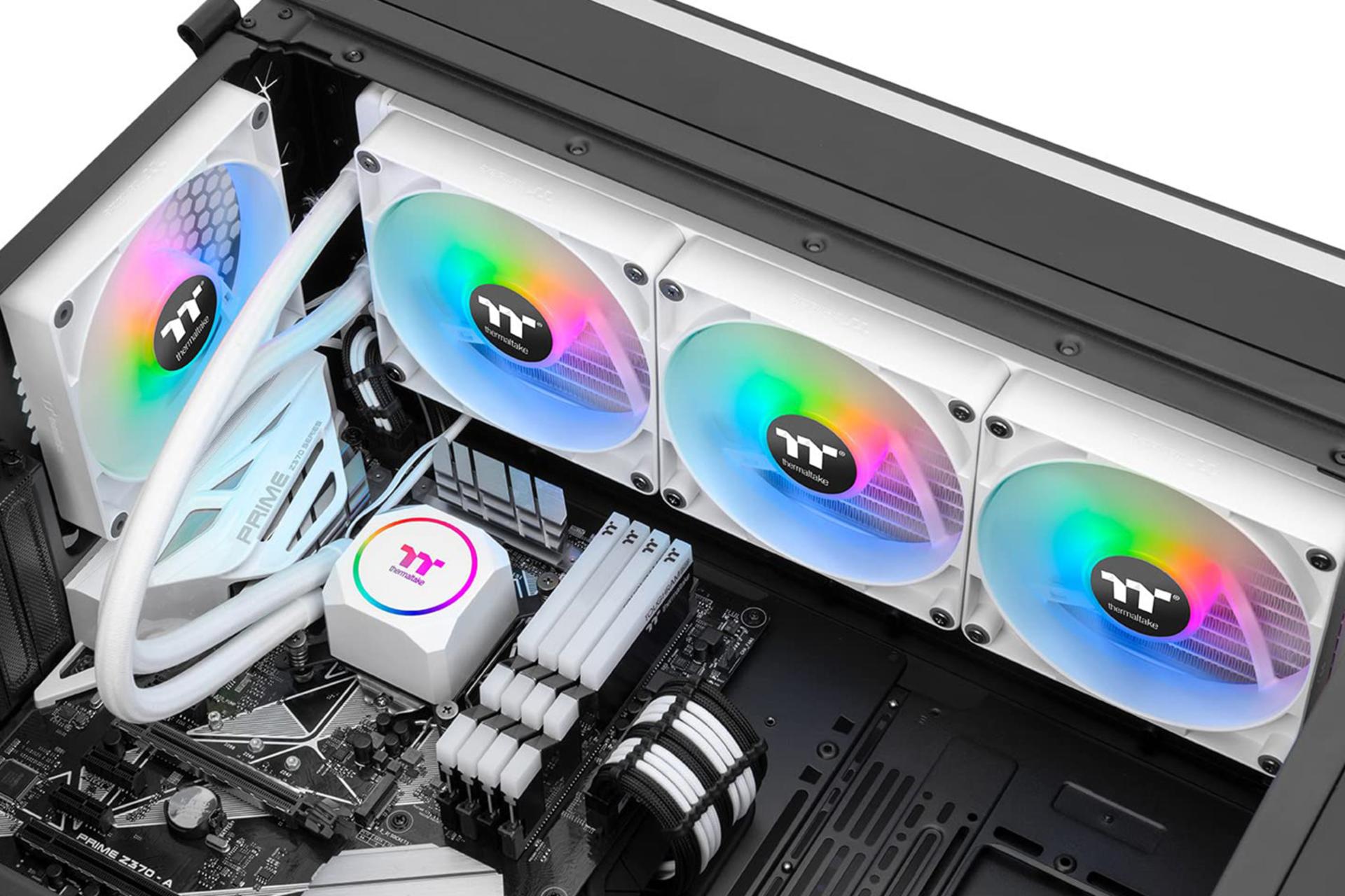 نمای نصب شده و درحال کار خنک کننده مایع ترمالتیک Thermaltake TH420 ARGB Sync All-In-One Snow Edition