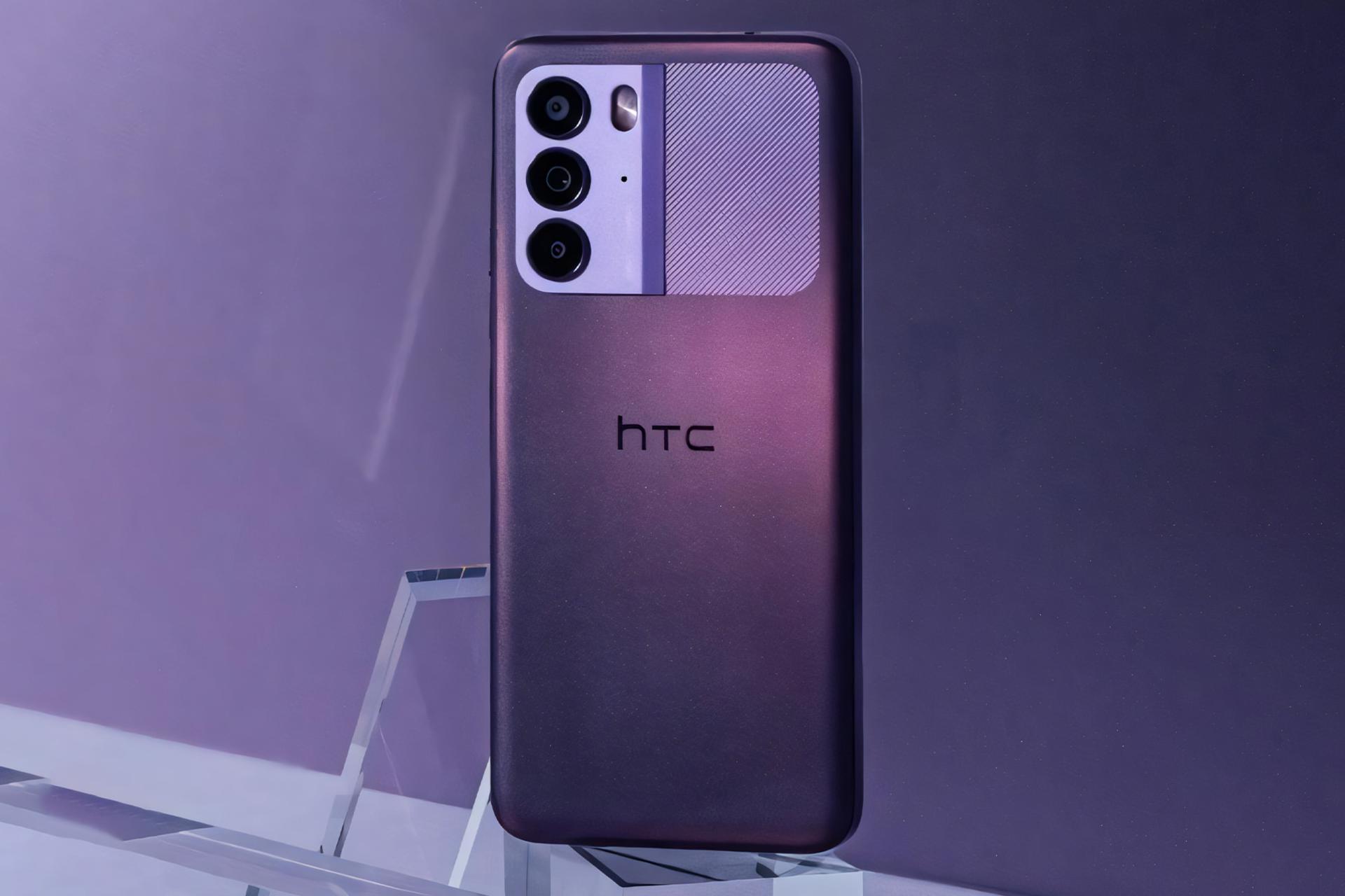 نمای پنل پشت گوشی U23 اچ تی سی / HTC U23 با نمایش لوگو و دوربین های پنل پشت رنگ بنفش تیره