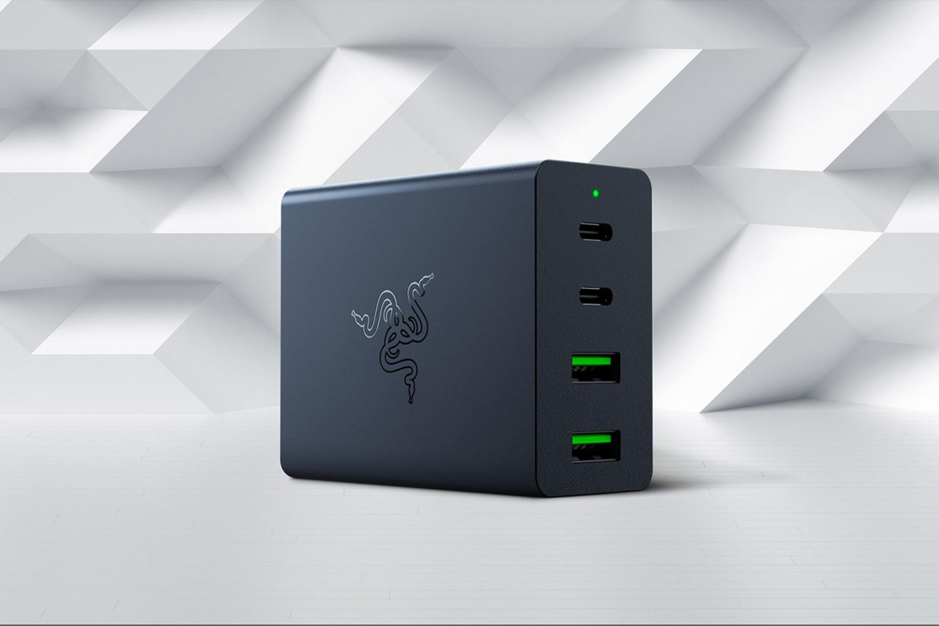 نمای پوستری از بقل پورت های شارژر ریزر مدل-Razer USB-C GAN CHARGER