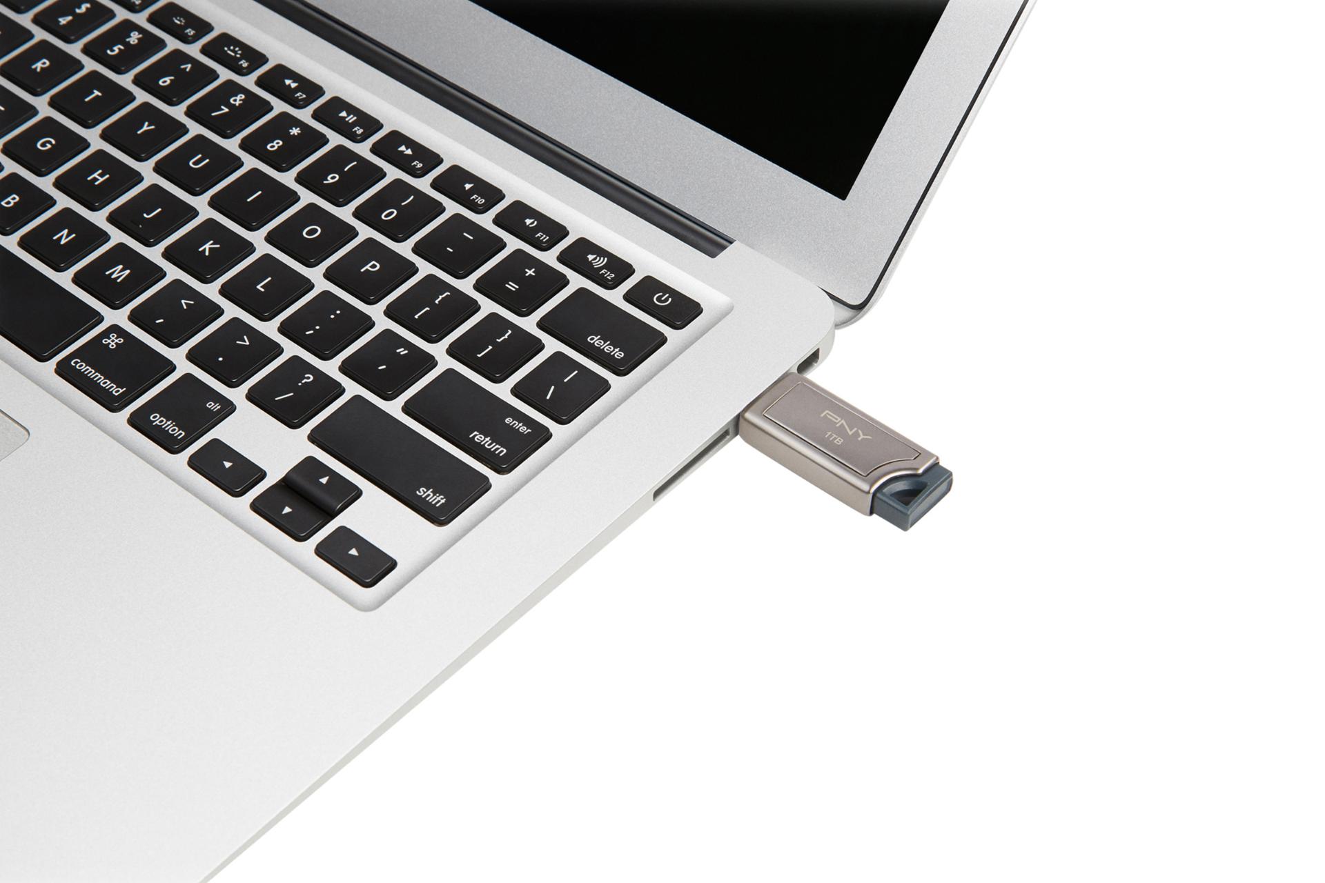 فلش مموری پی ان وای PNY PRO Elite 1TB USB 3.0 متصل به لپ تاپ