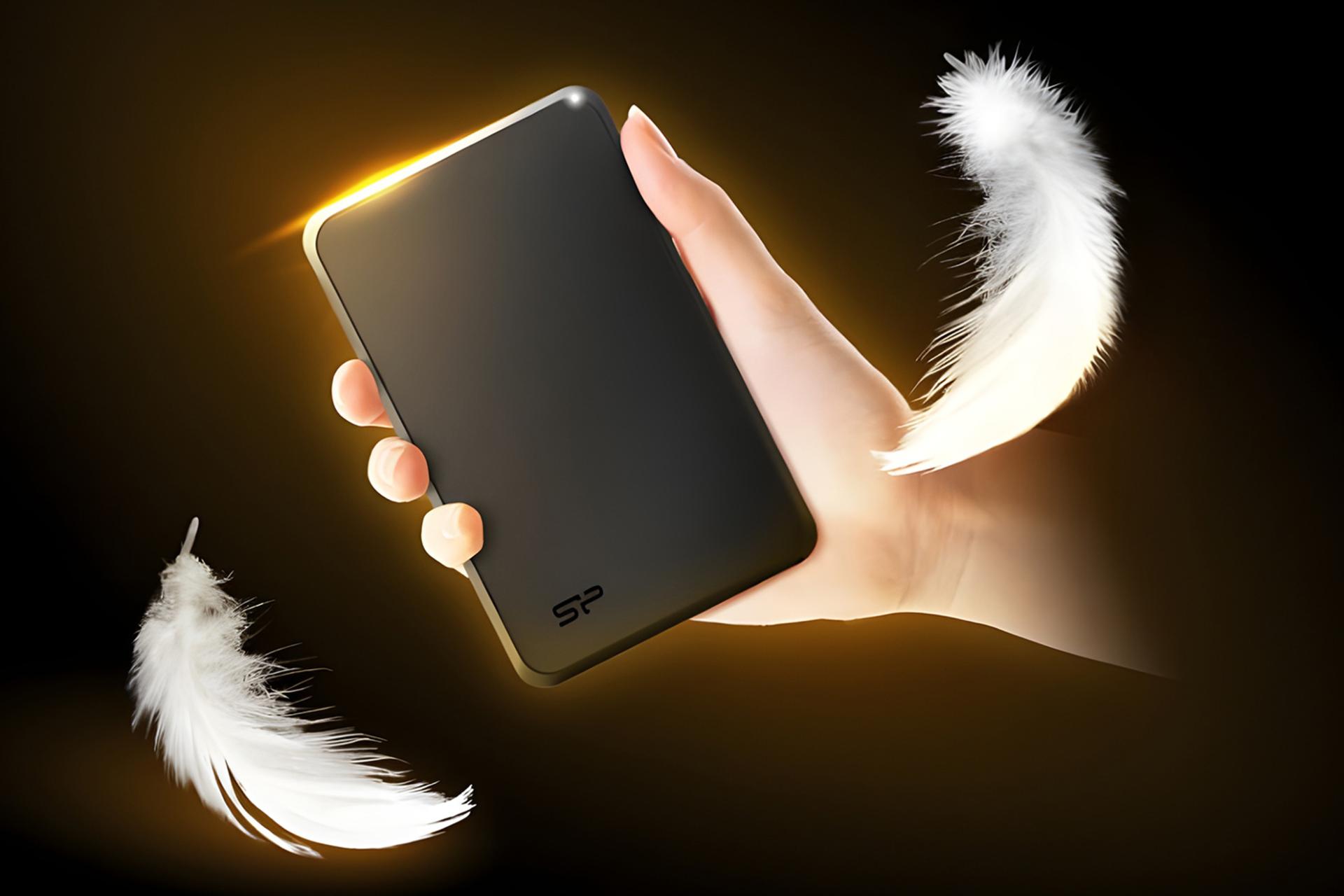 ابعاد هارد دیسک سیلیکون پاور Silicon Power Stream S05 2.5 Inch 4TB در دست