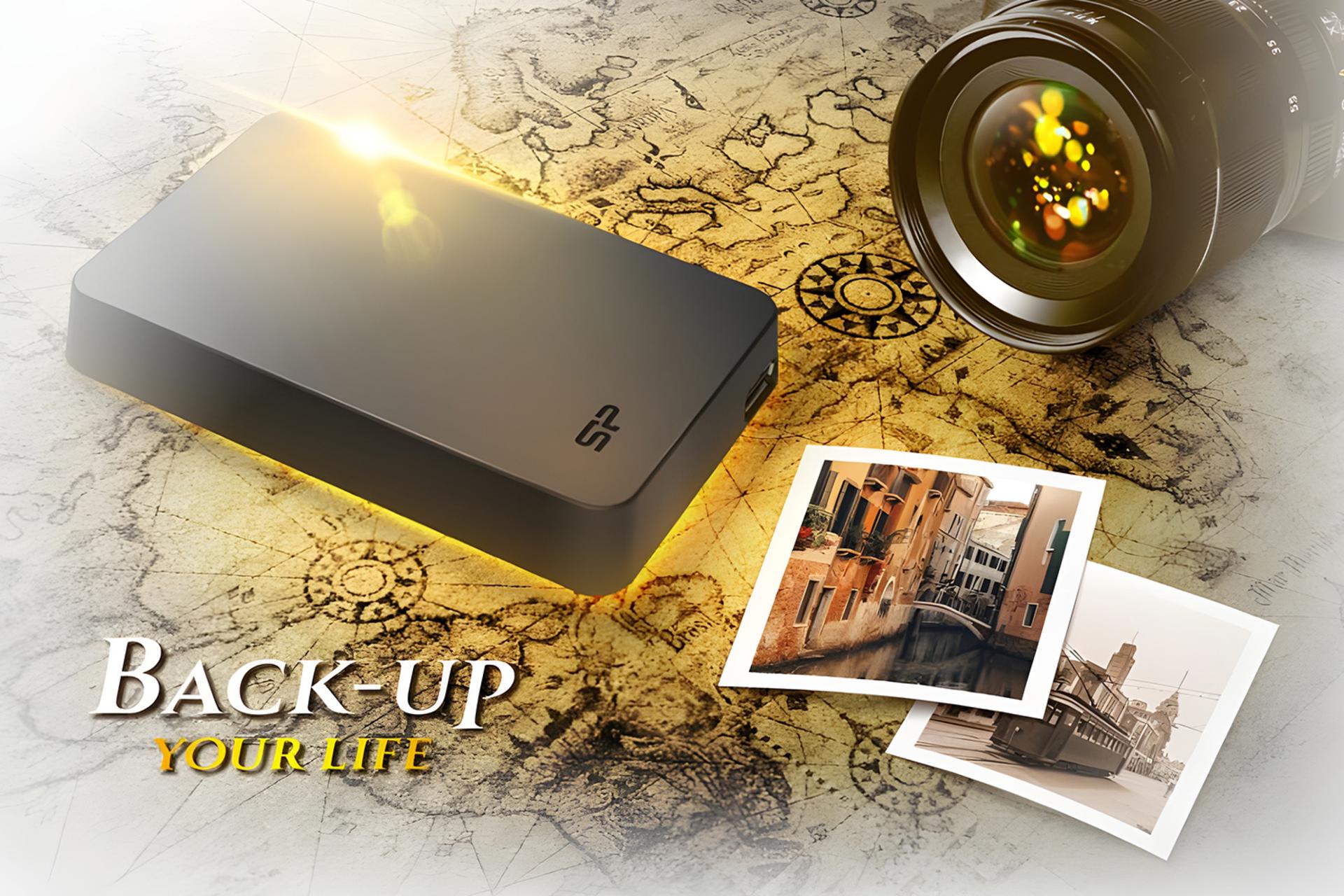 هارد دیسک سیلیکون پاور Silicon Power Stream S05 2.5 Inch 4TB در کنار دوربین عکاسی