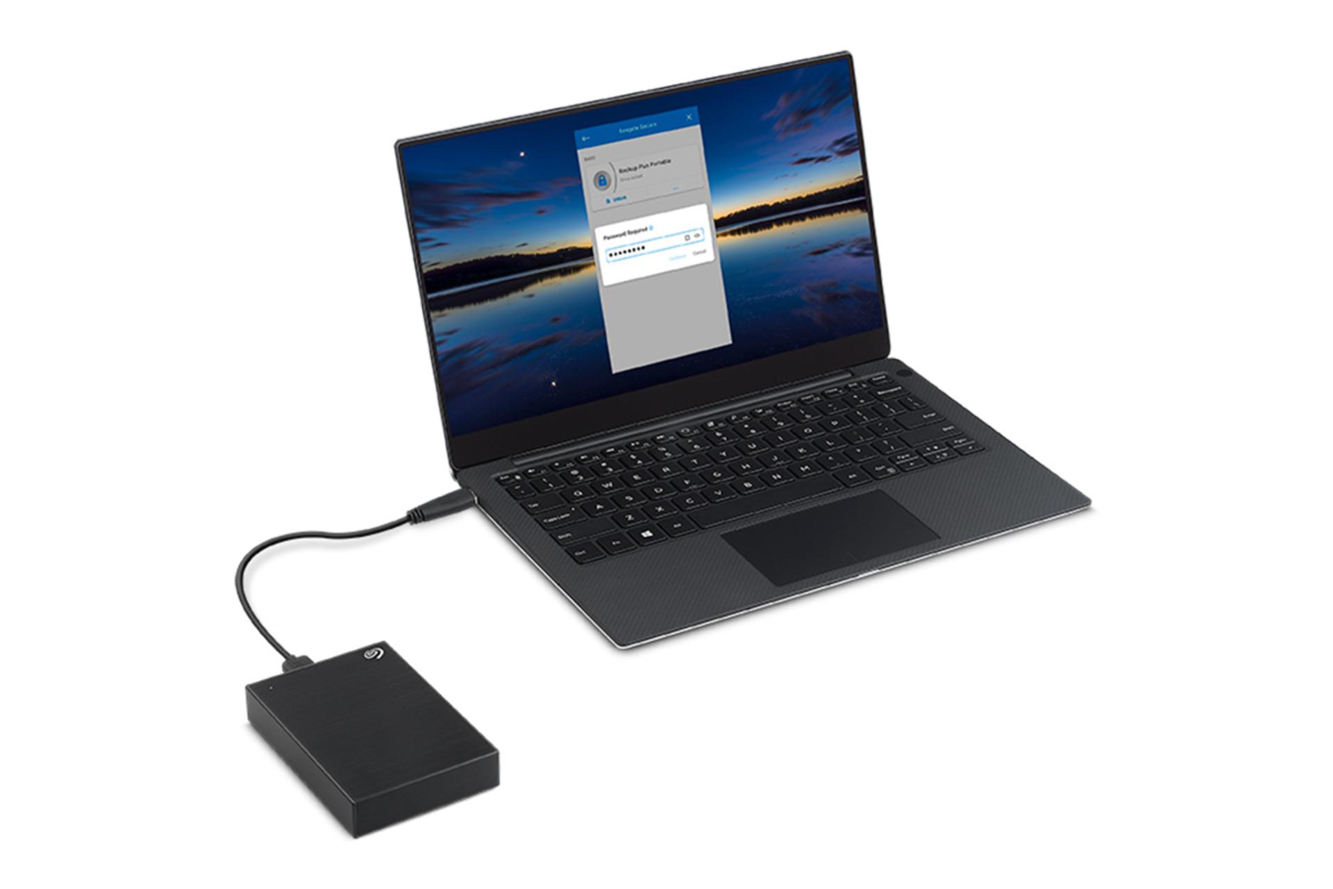 هارد دیسک سیگیت Seagate One Touch 2.5 Inch 4TB متصل به لپ‌تاپ