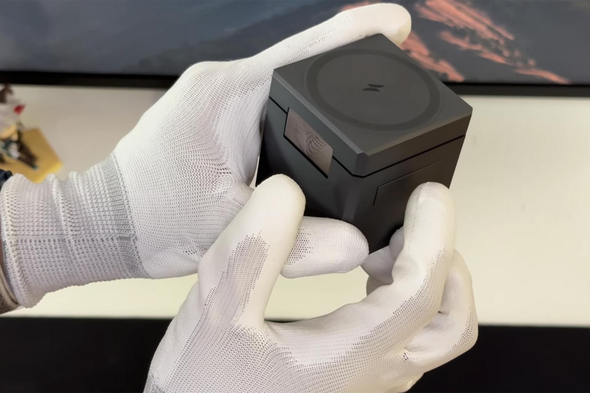 نمای در دست شارژر مکعبی انکر مدل-Anker MagSafe 3-in-1 Y1811