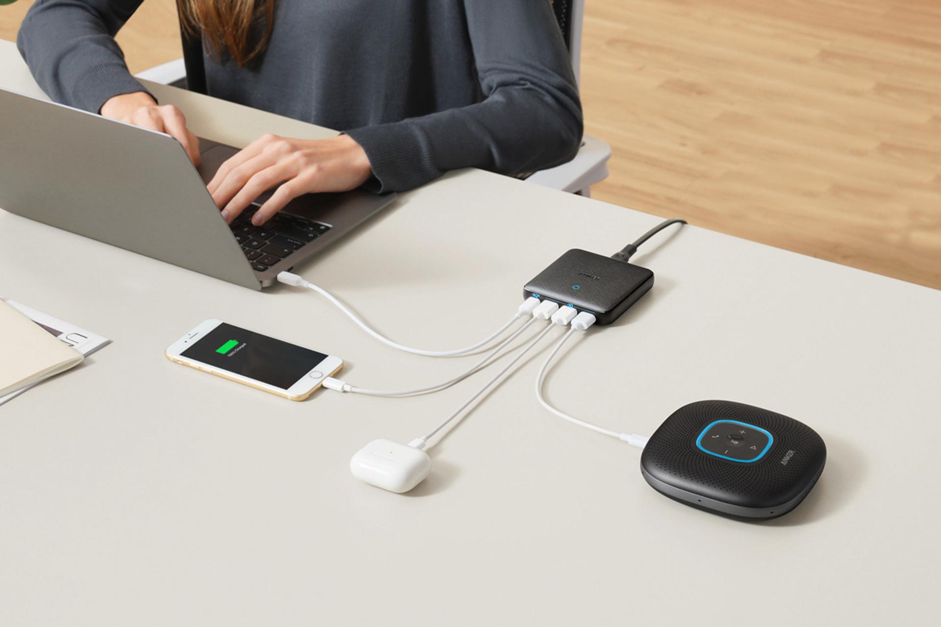 نمای در حال استفاده از شارژر رومیزی انکر مدل-Anker Atom III PowerPort A2045