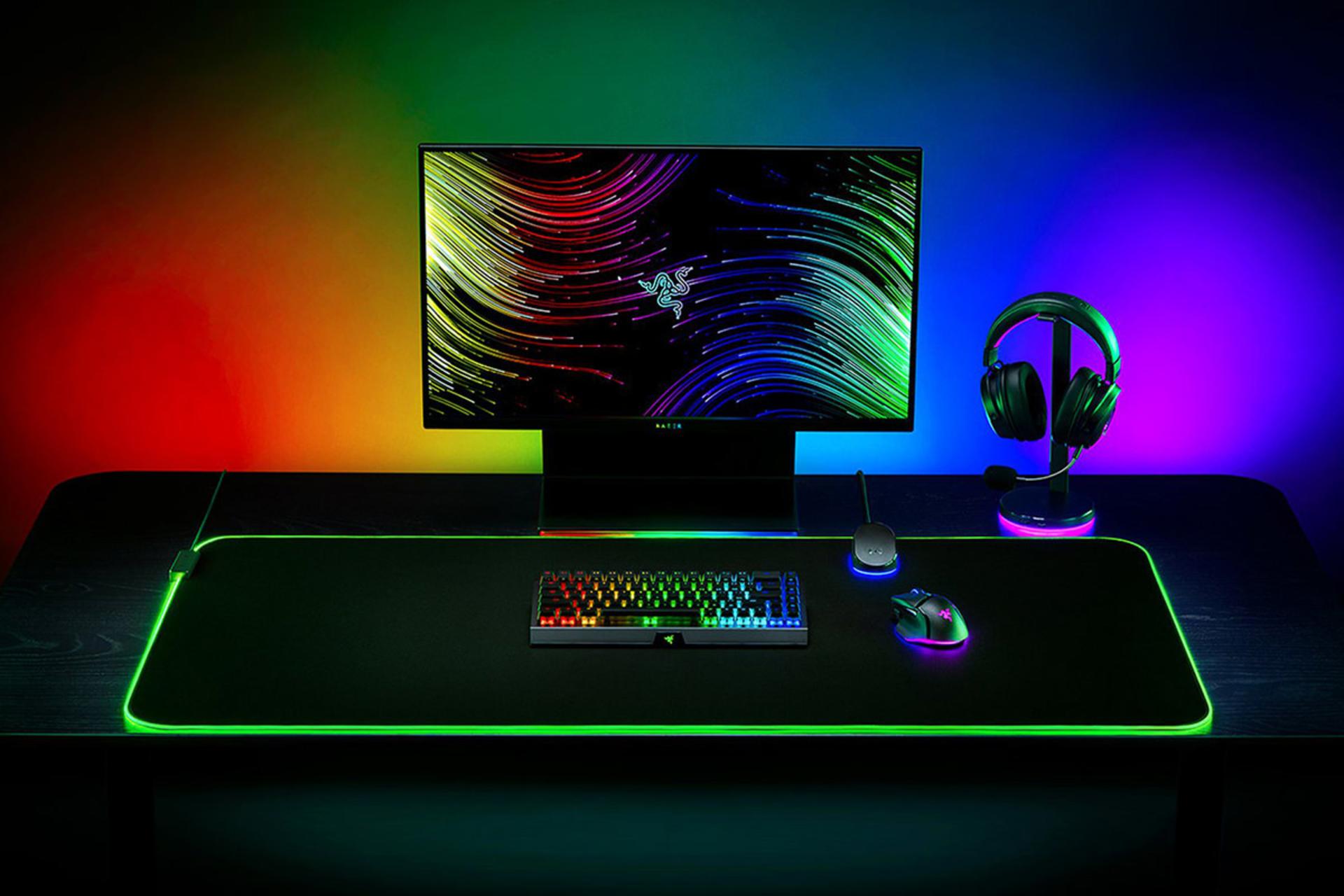 ماوس پد ریزر Razer Goliathus Chroma 3XL در کنار ست ریزر ماوس و هدست و مانیتور