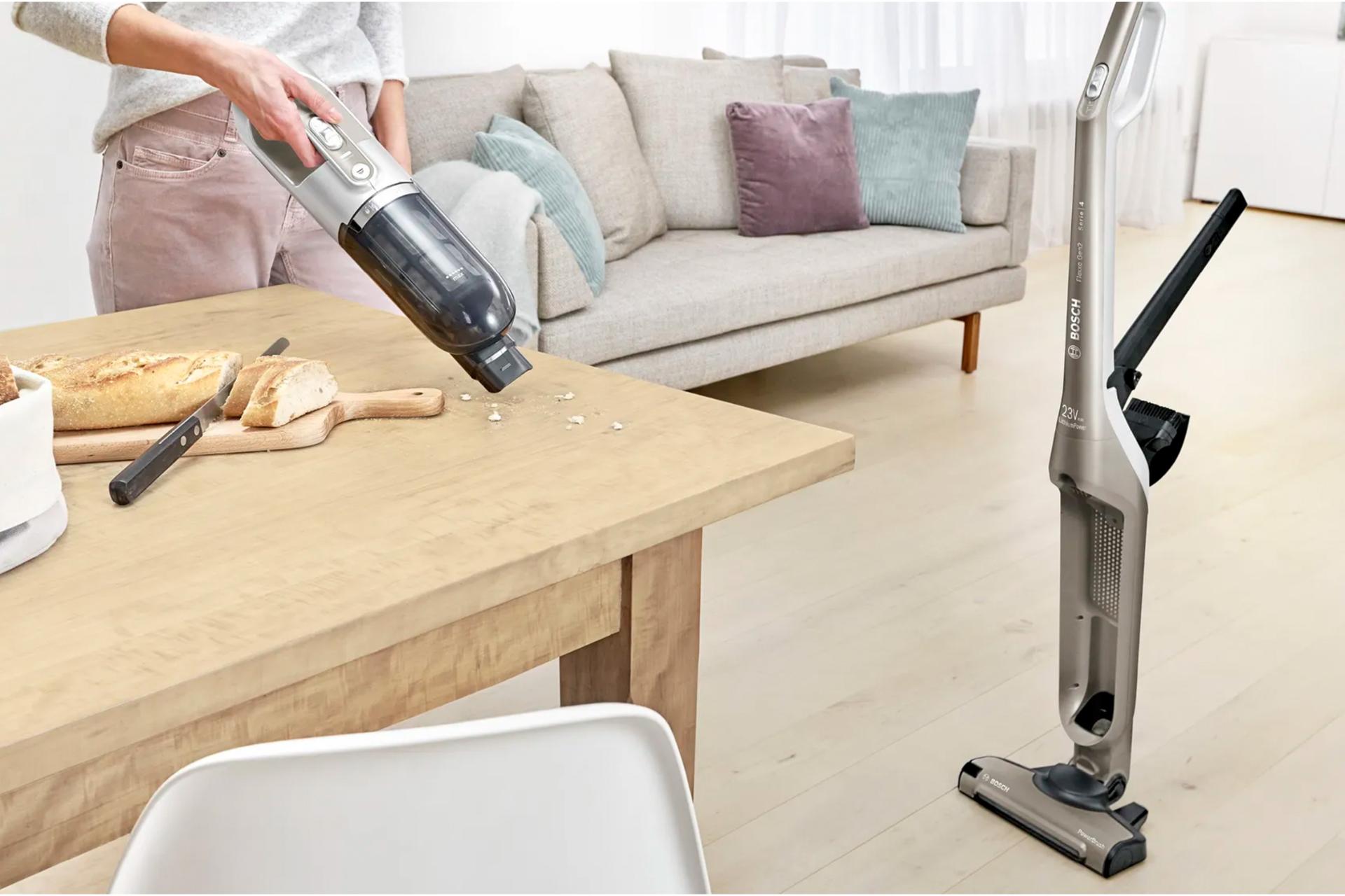 جارو شارژی بوش مدل BBH3ALL23 دارای برس گردان در قسمت پارویی برای خرده نان