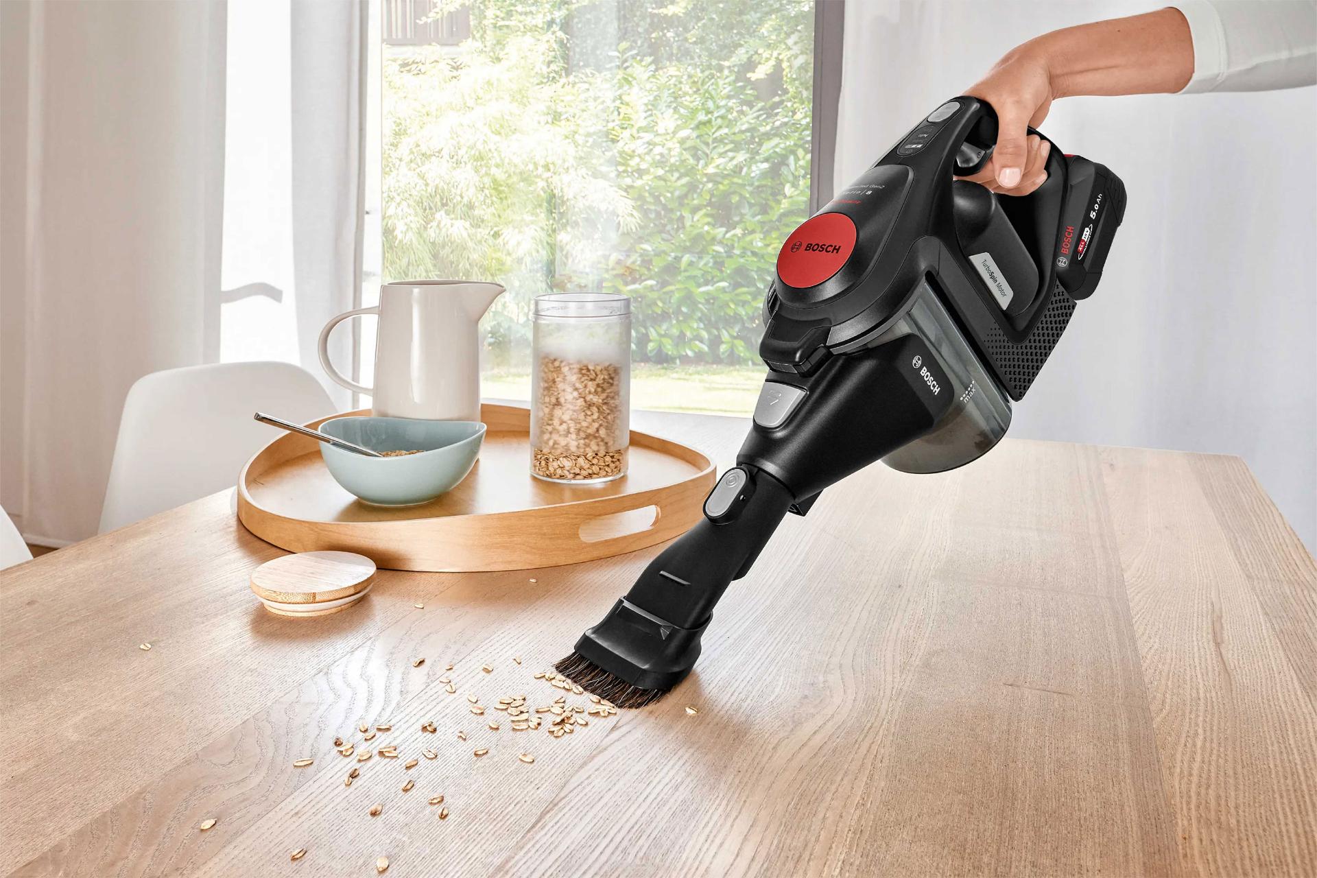 جارو شارژی بوش مدل BCS8225POW دارای پارویی اصلی با برس گردان برای خرده نان