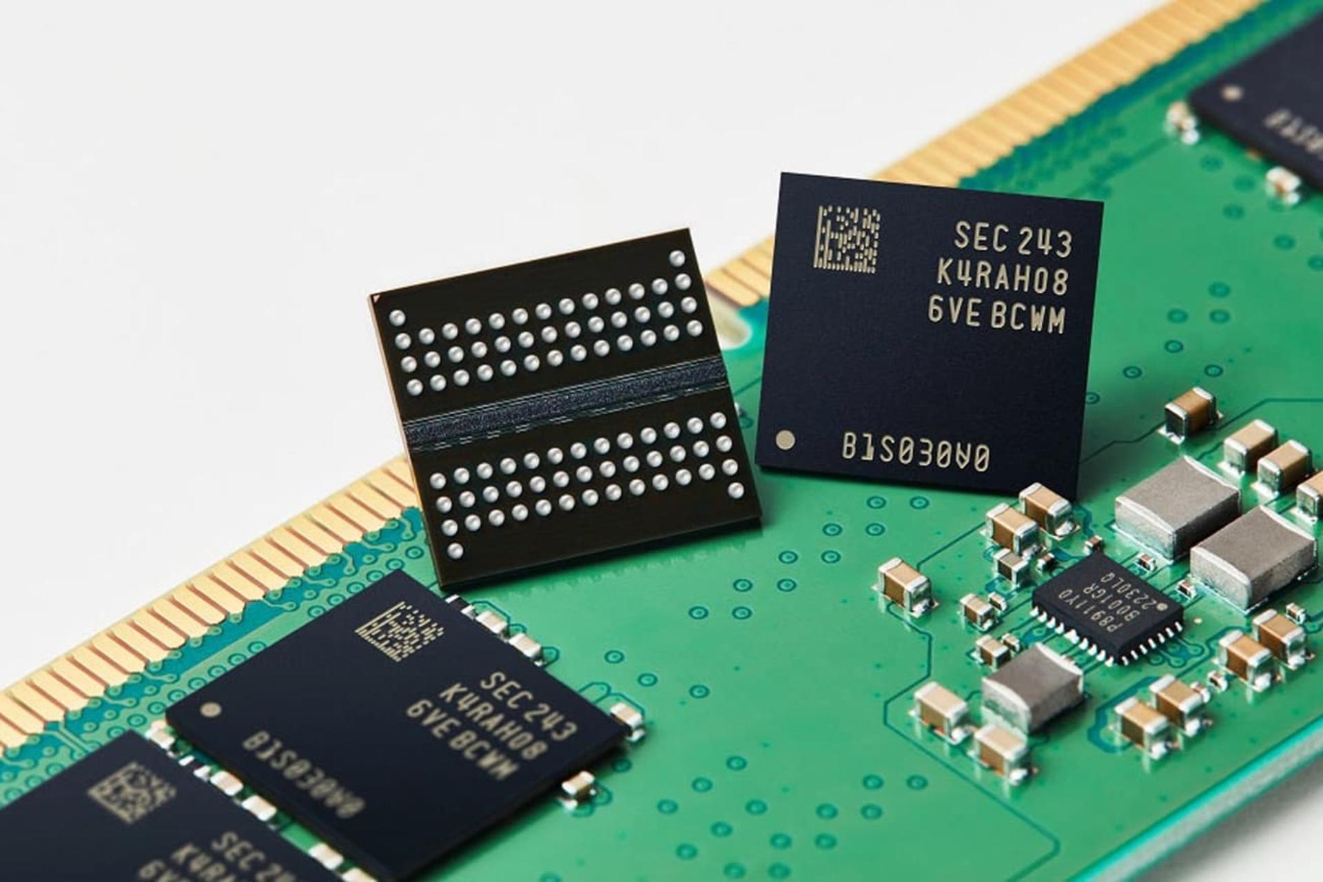 حافظه فلش NAND سامسونگ از نمای پشت روی میز