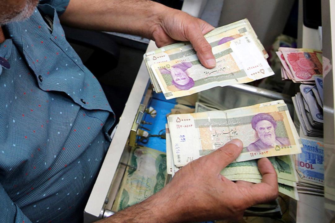 پول در دست یک فرد