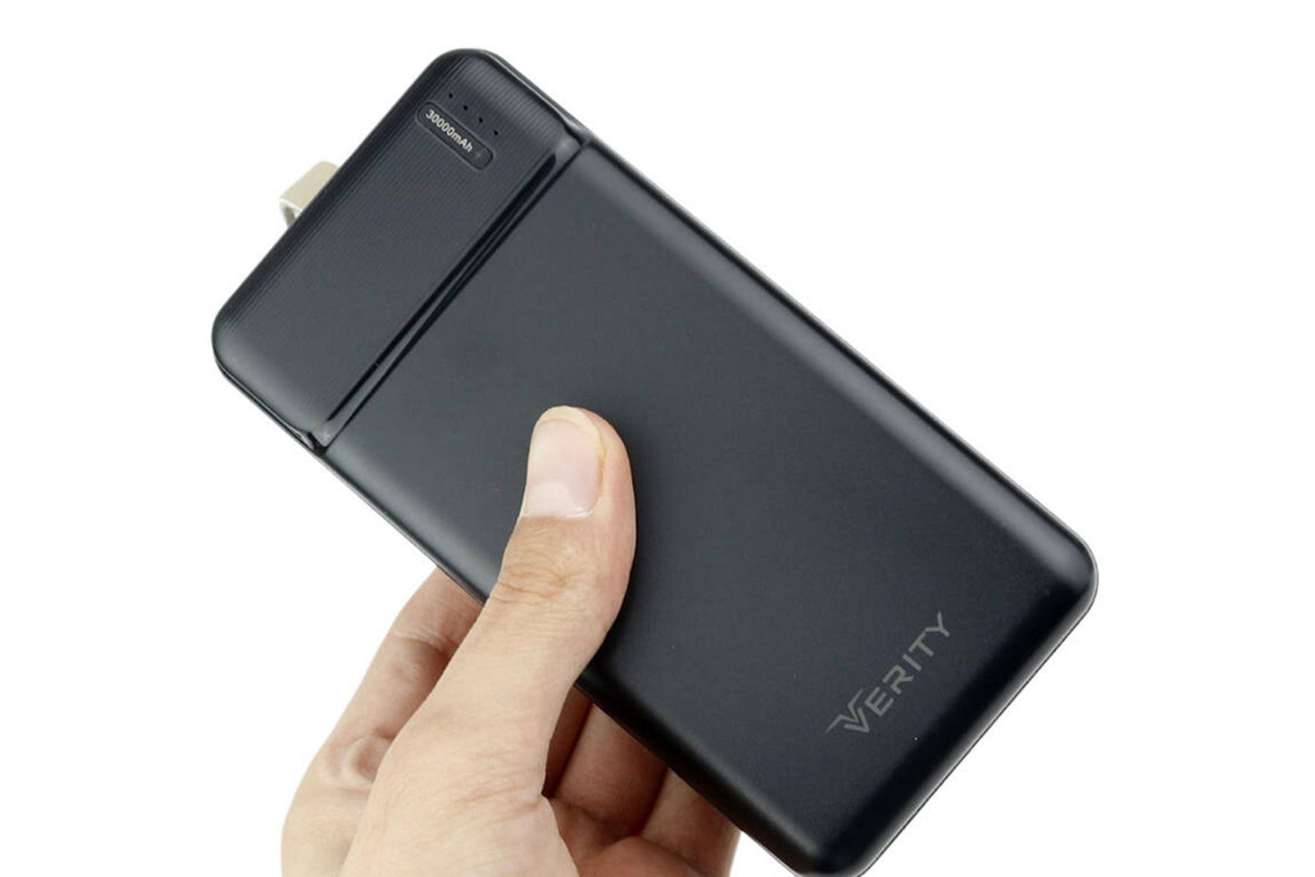 نمای پاوربانک وریتی V-PP135-30PD در دست انسان